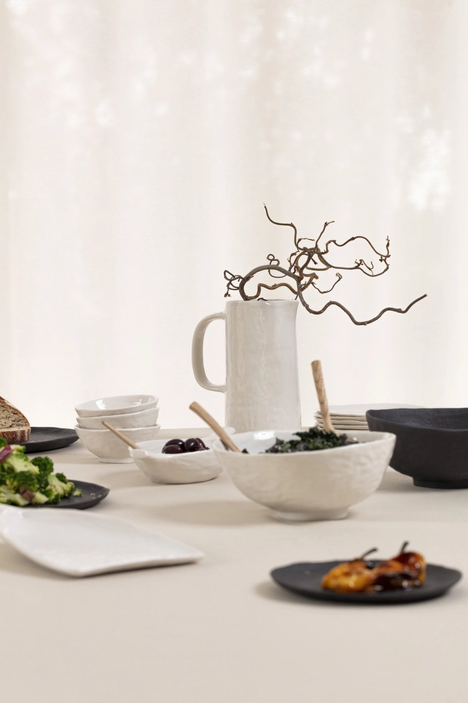 Die YLI Schaufelplatte (18 cm, Alabaster Weiss) von Revol vereint elegantes Design und praktische Funktionalität für stilvolles Servieren.