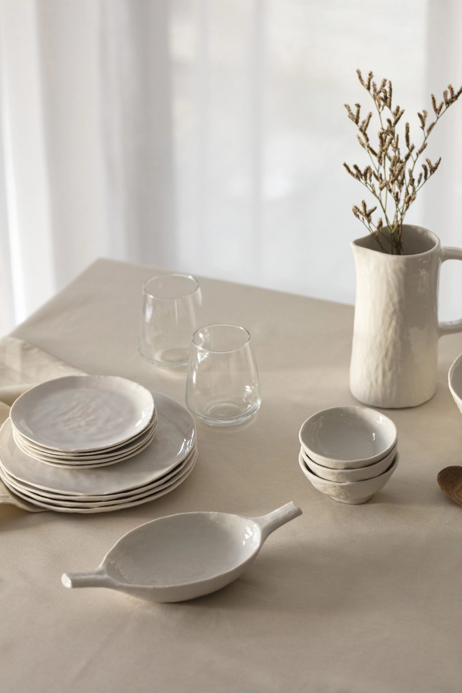 Das YLI Pod-Schälchen von Revol in 16 cm Alabaster Weiss ist ideal für stilvolle Tischdekorationen. Robust, elegant und vielseitig einsetzbar für Snacks und Dips.