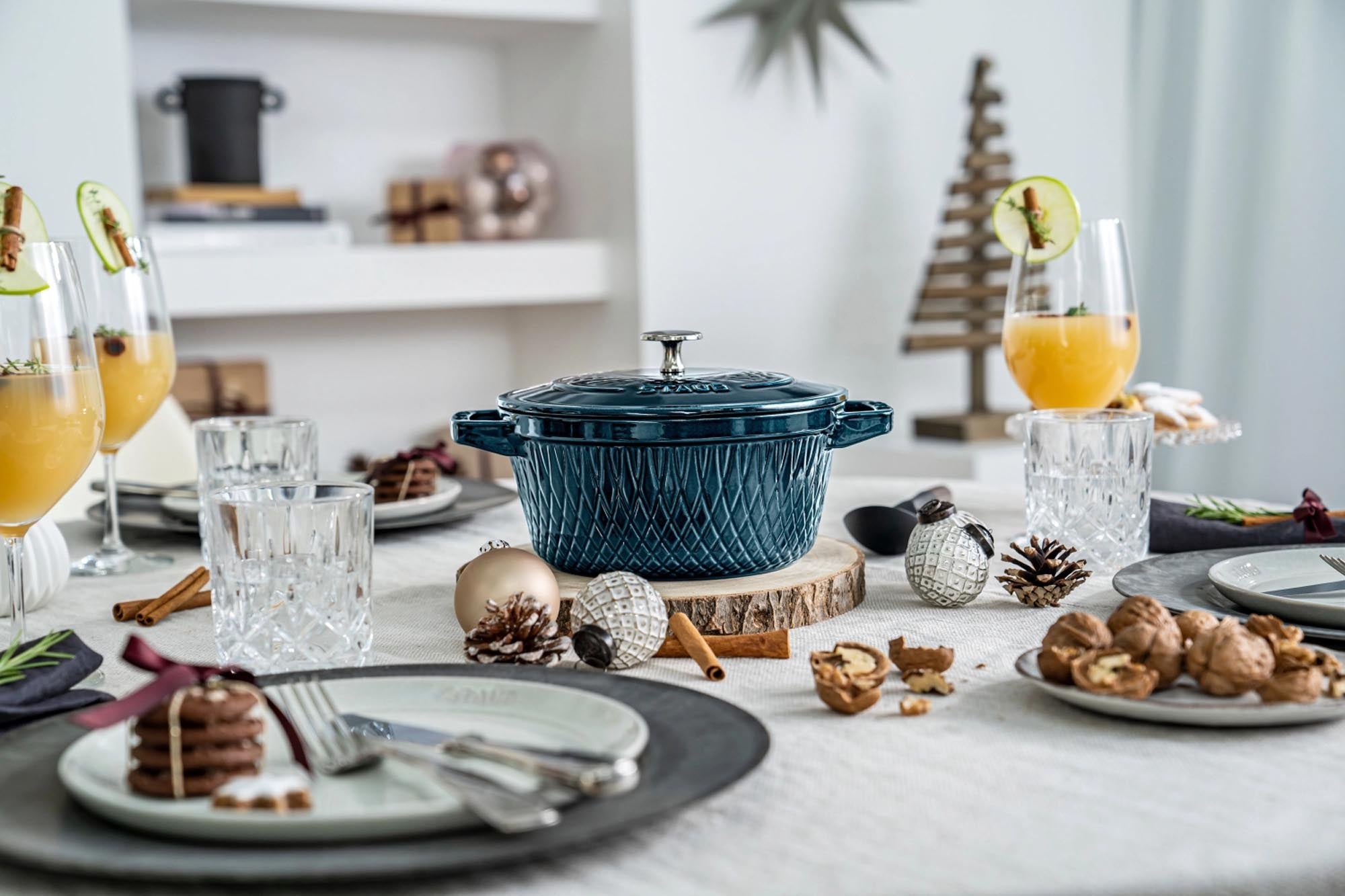 Die Twisted Cocotte 3.8l von Staub: Vielseitiges Gusseisen-Kochgeschirr mit innovativer Spiralstruktur für gleichmässige Wärmeverteilung.