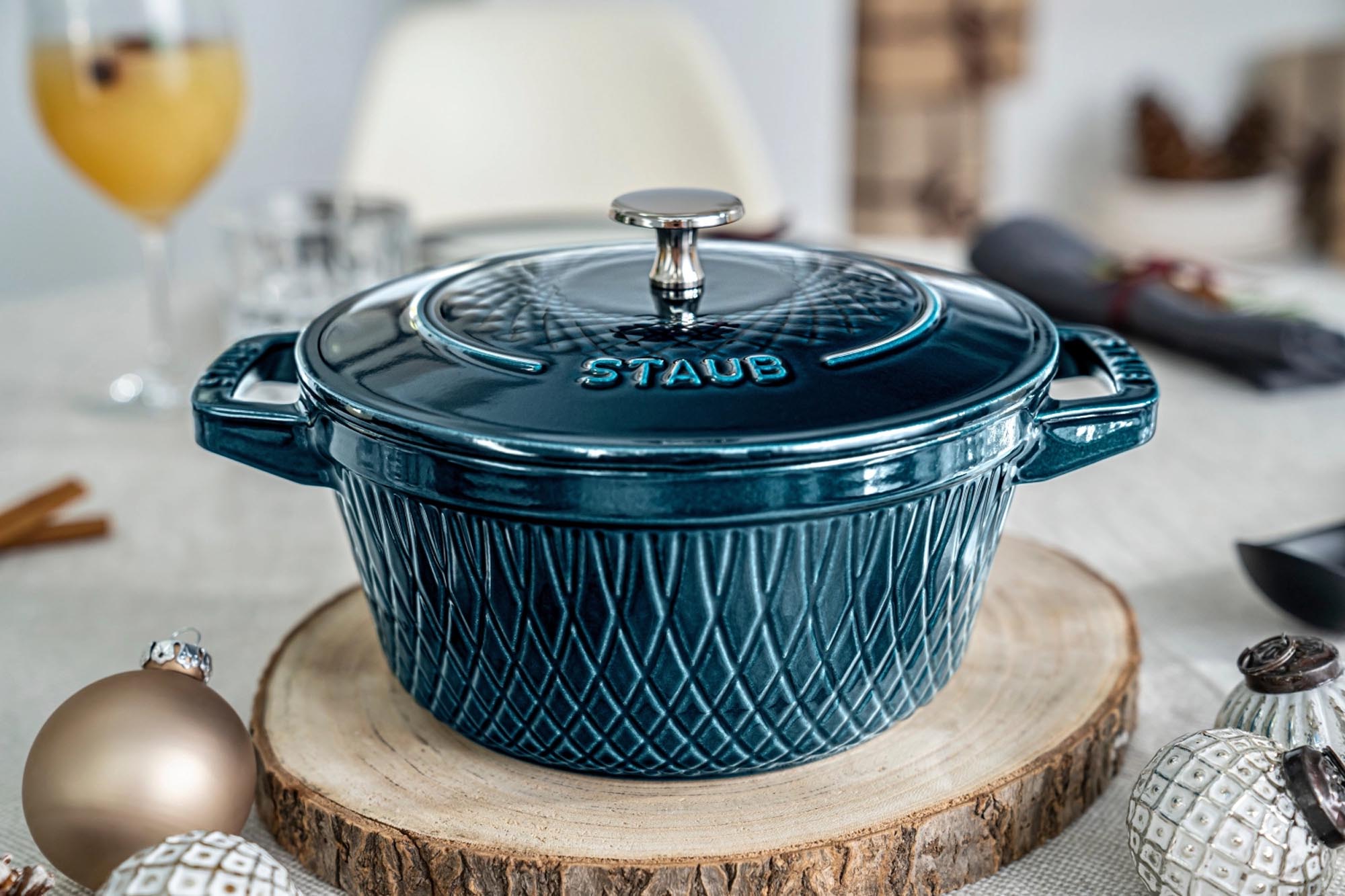 Entdecken Sie die Twisted Cocotte 3.8l von Staub – ein elegantes Gusseisen-Kochgeschirr für perfekte Garergebnisse und stilvolles Kochen.