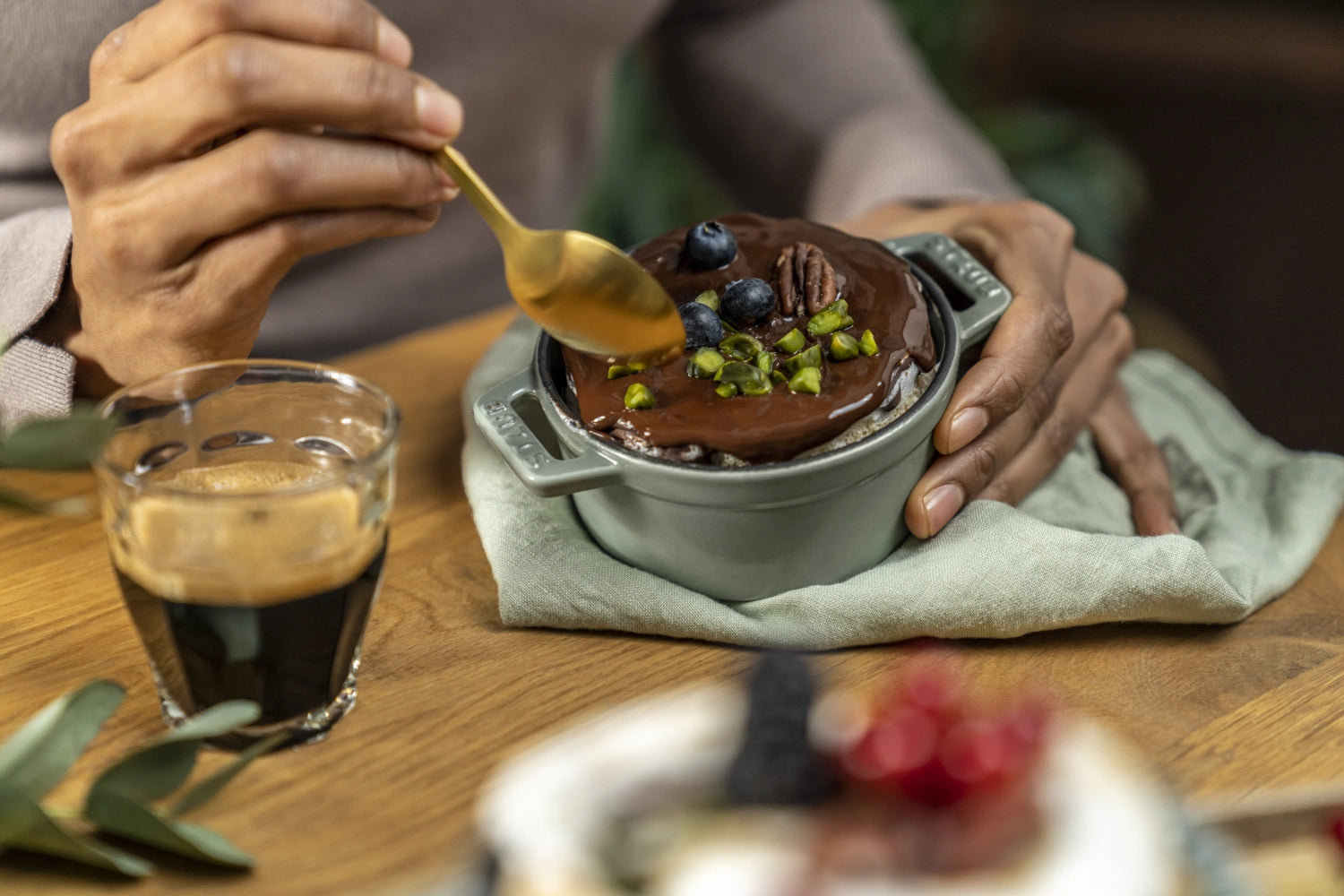 Die Staub Cocotte 10 cm in Eucalyptus vereint Funktionalität und elegantes Design. Perfekt für kleine Gerichte und stilvolle Servierideen.