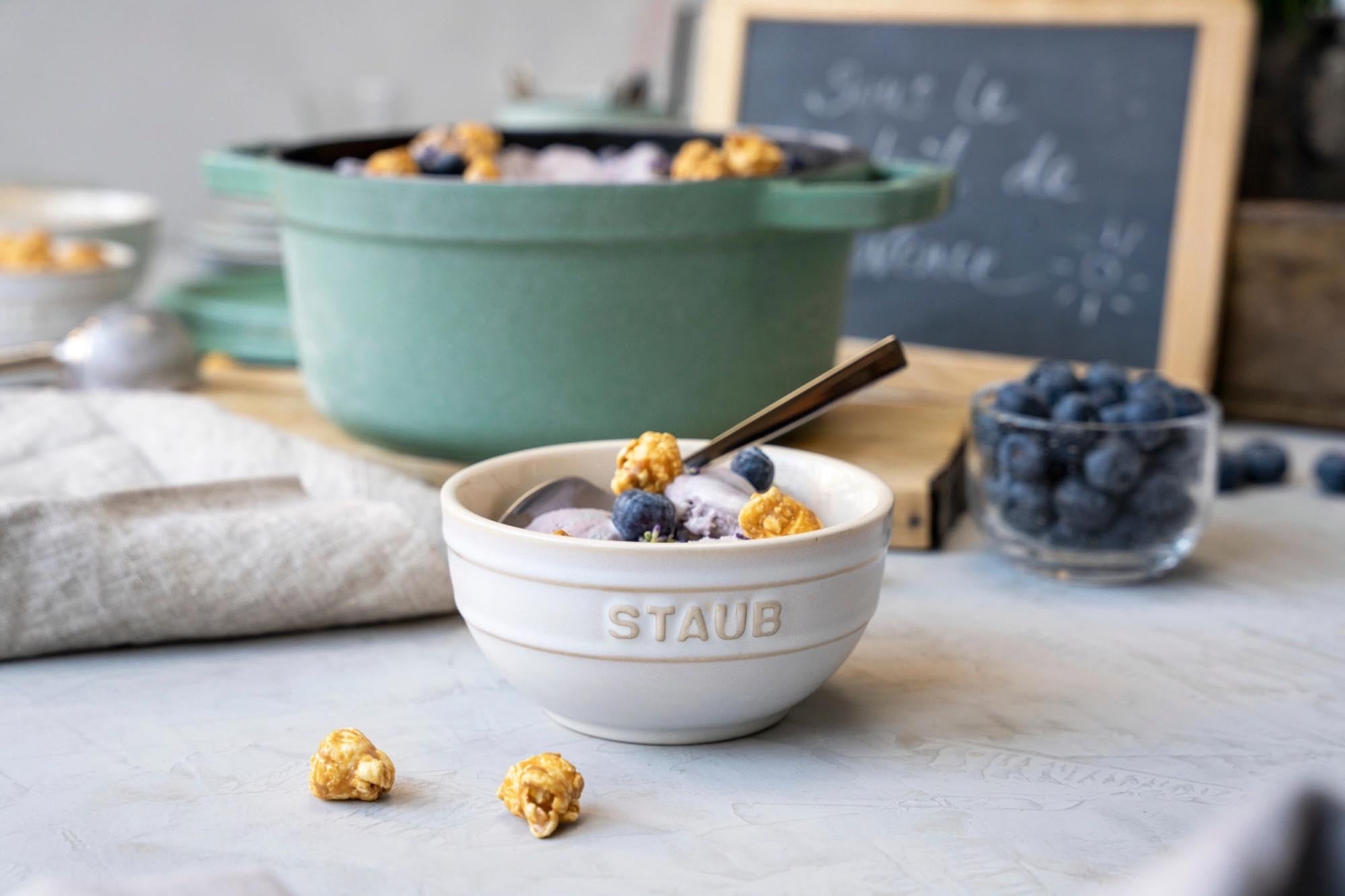 Staub Cocotte 24 cm, Salbei: Gusseisen-Topf für köstliche Eintöpfe.