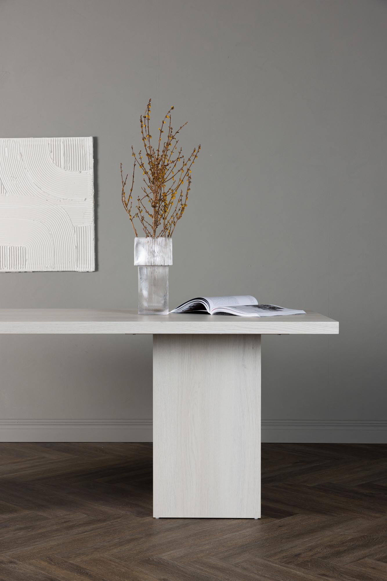 Entdecken Sie den stilvollen Olga Esstisch von Venture Home: 200x90 cm, hochwertige MDF-Oberfläche, skandinavisches Flair für Ihr Esszimmer.