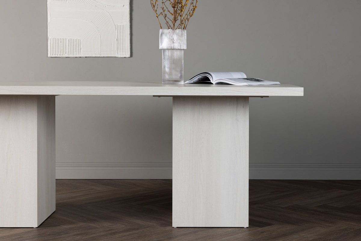 Olga Esstisch in Weiss präsentiert im Onlineshop von KAQTU Design AG. Esstisch ist von Venture Home