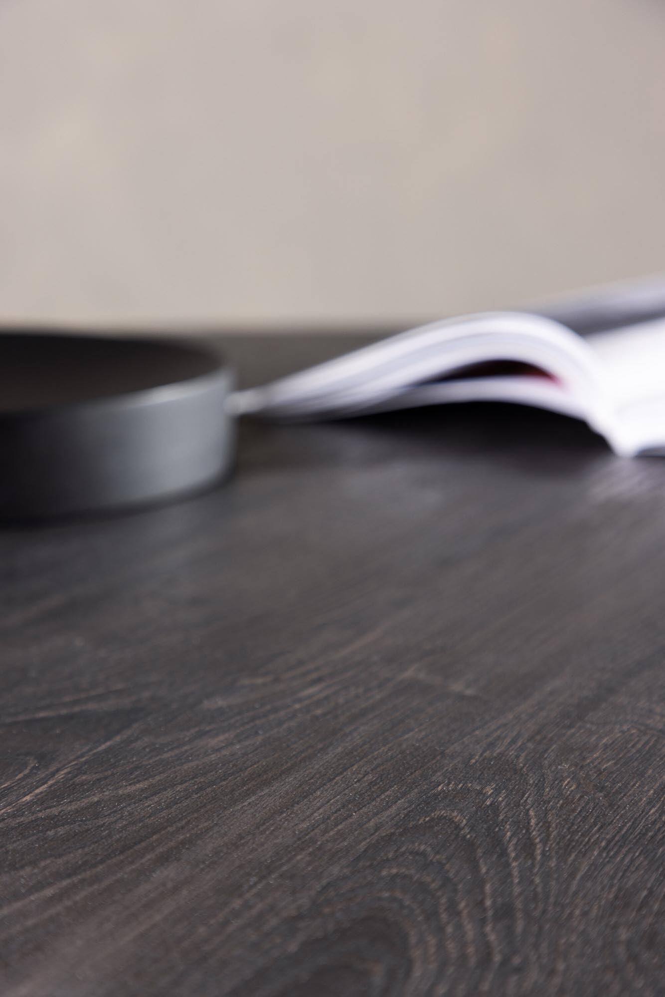 Entdecken Sie den Lanzo Esstisch von Venture Home: Robuste MDF-Konstruktion, harmonisches Design und Platz für gesellige Runden.