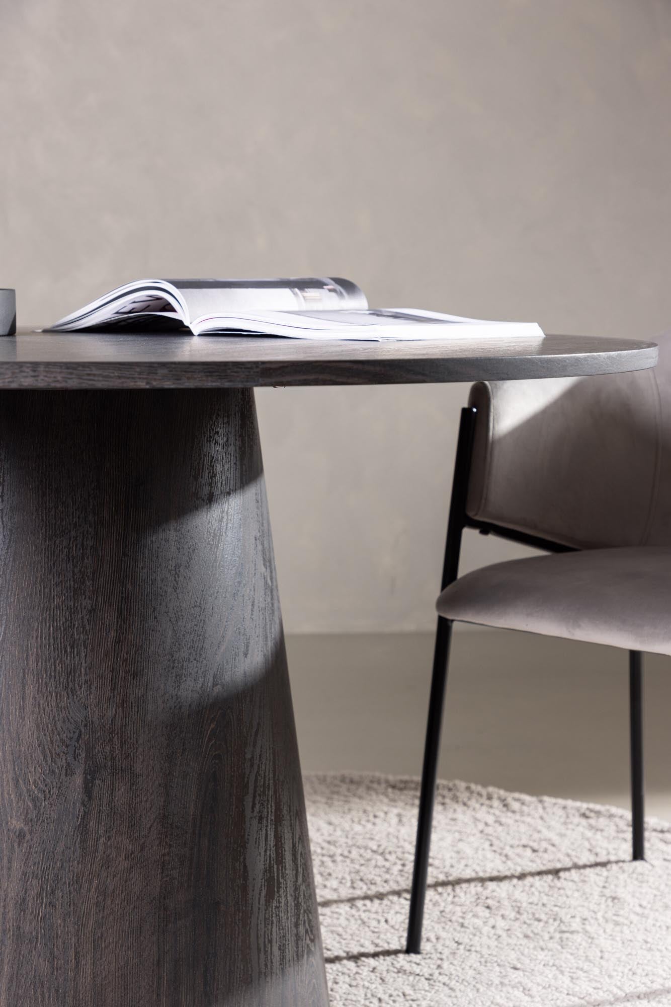 Der Lanzo Esstisch von Venture Home vereint stilvolles Design mit langlebigen Materialien. Ideal für gesellige Abende und moderne Wohnräume.