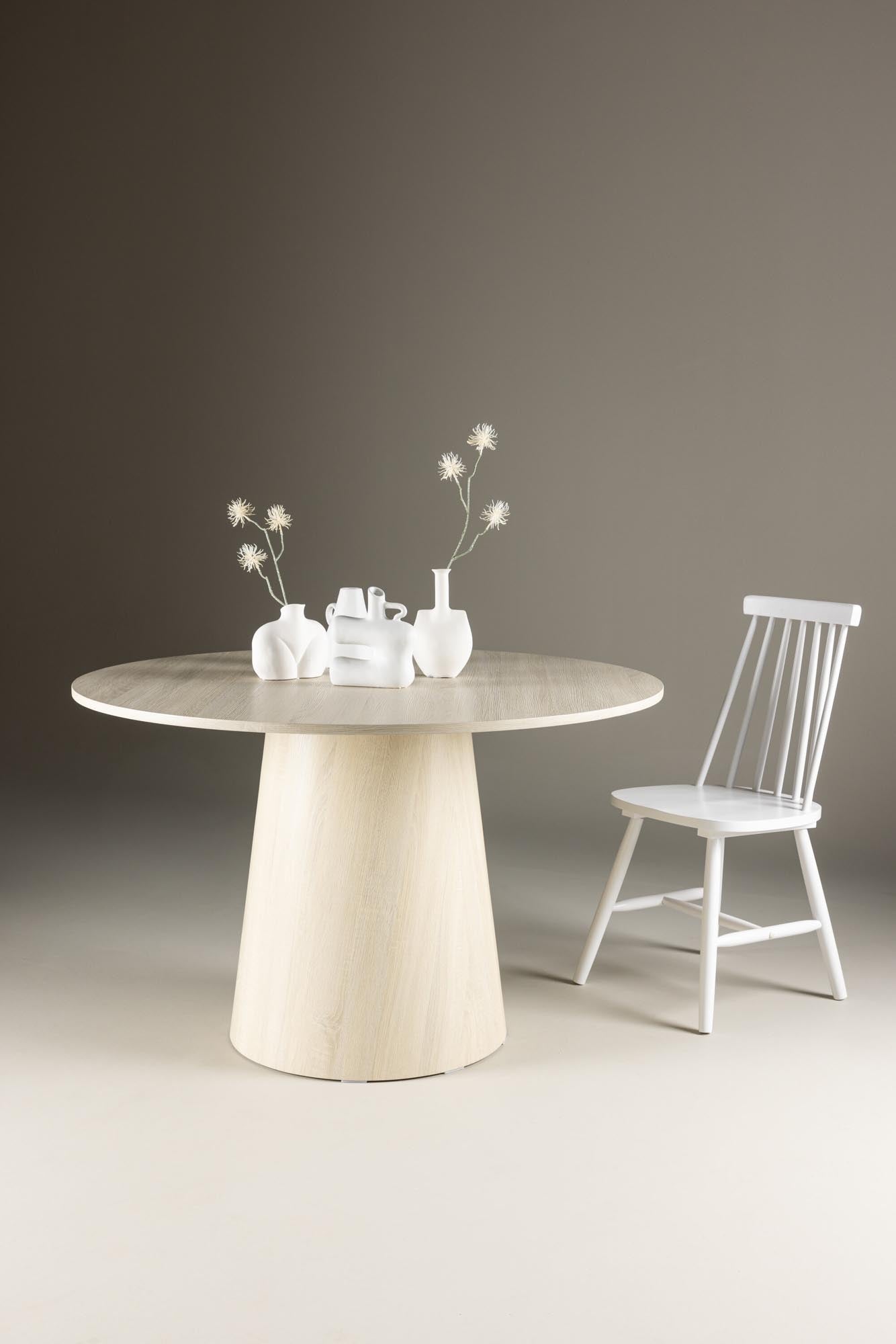 Entdecken Sie den Lanzo Esstisch von Venture Home: Stabil, pflegeleicht und perfekt für gesellige Abende. Stilvolles Design für Ihr Zuhause!