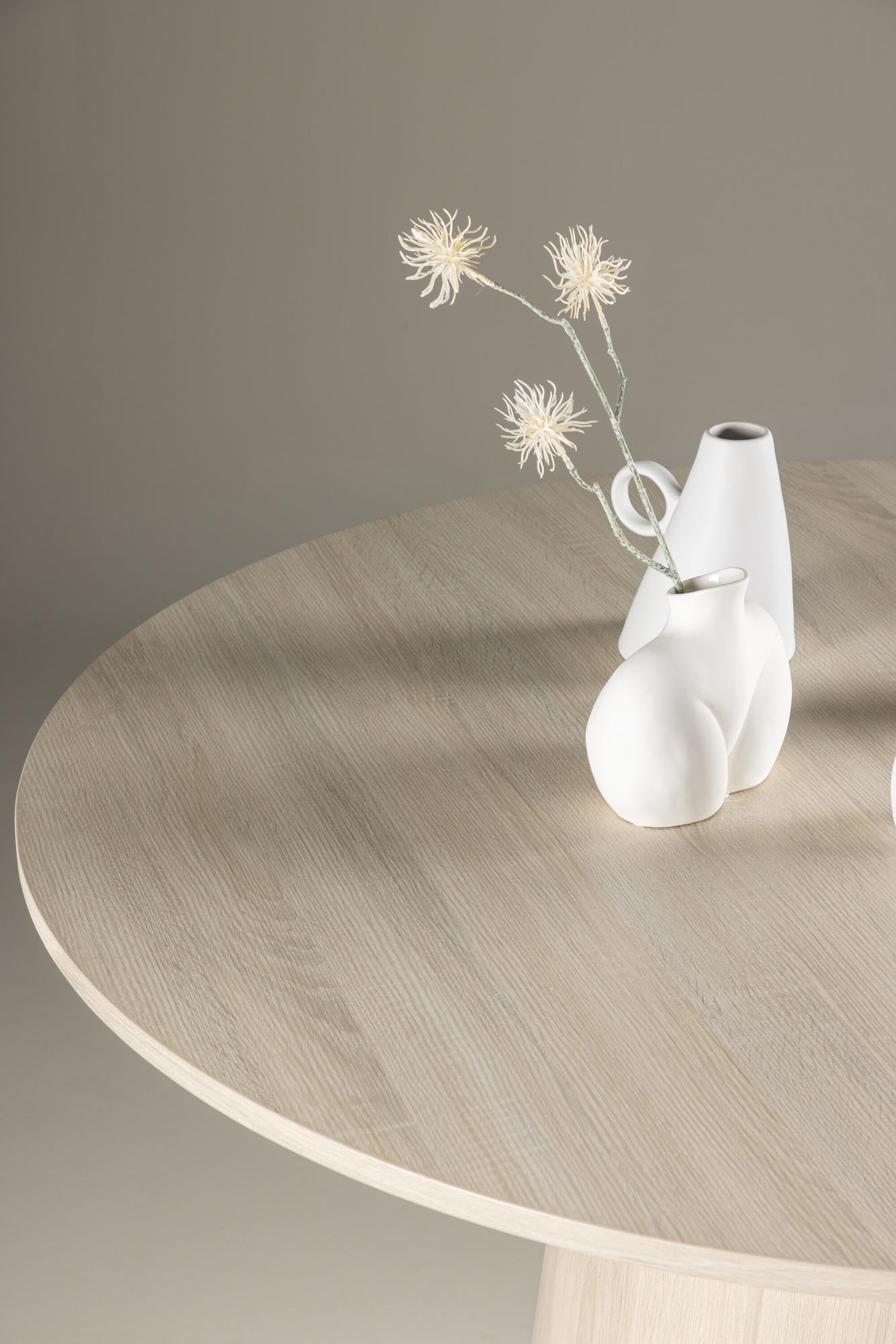 Eleganter Lanzo Esstisch von Venture Home für stilvolle Esszimmer.