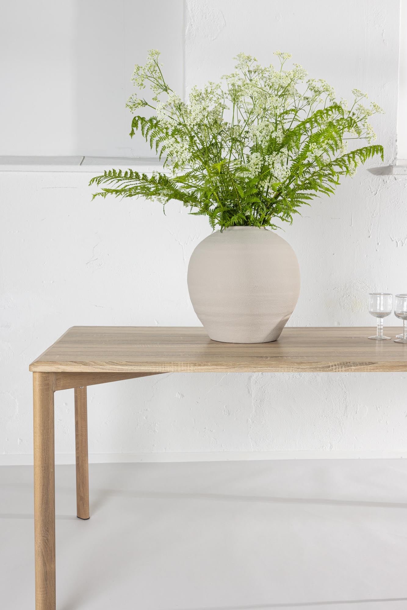 Damon Esstisch: Zeitloses Design für stilvolle Esszimmermomente.