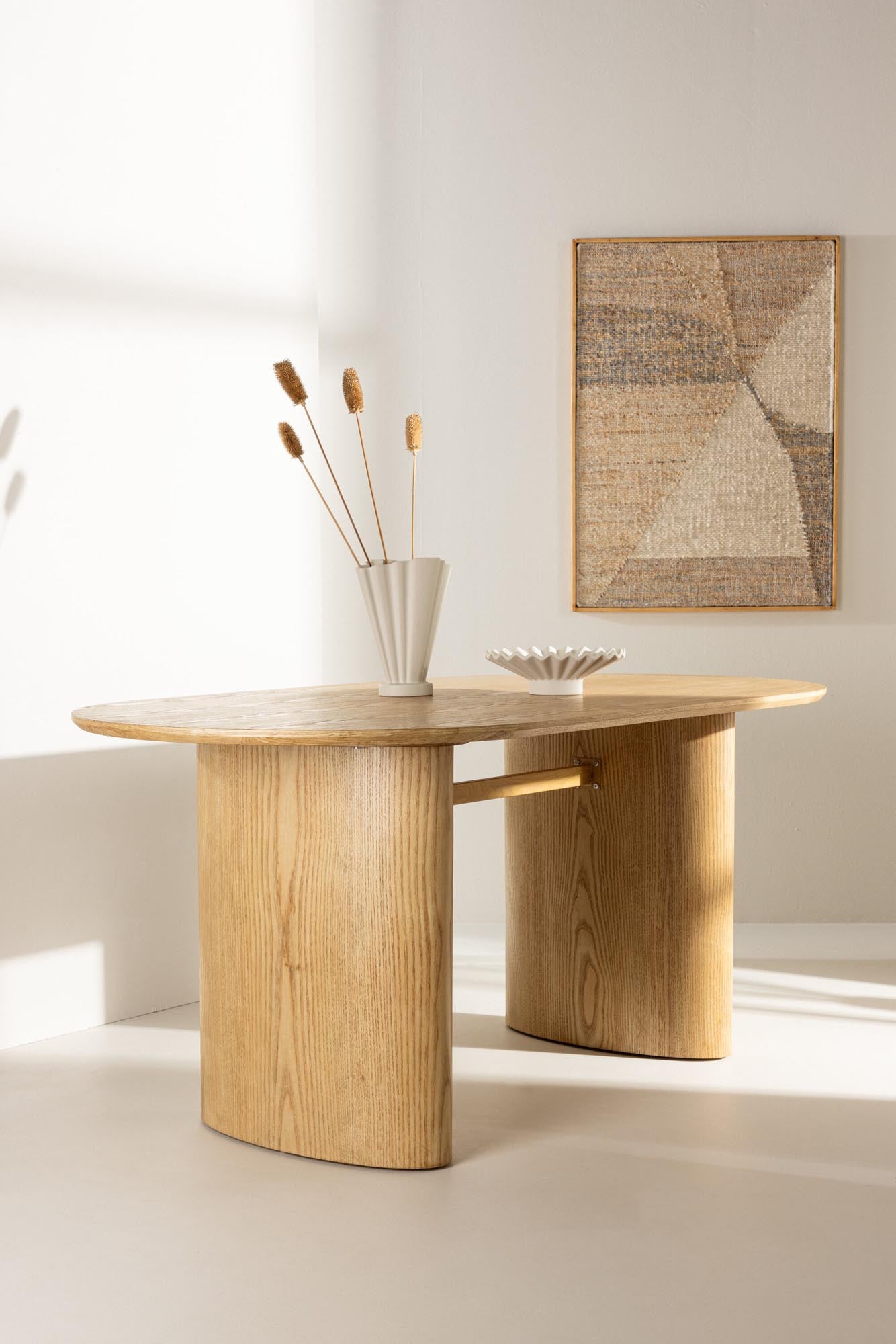 Moderner Isolde Esstisch von Venture Home für stilvolle Essbereiche.