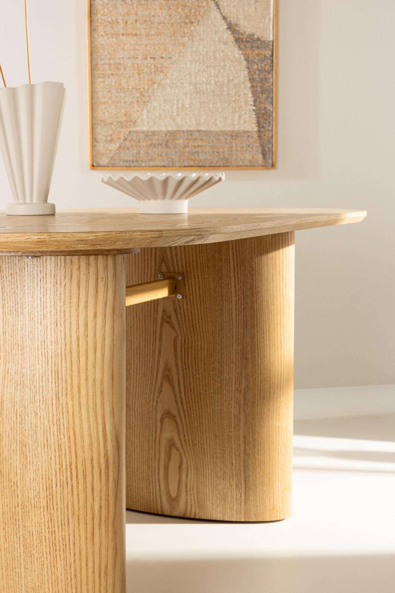 Eleganter Esstisch ISOLDE von Venture Home: oval, stabil und perfekt für gesellige Momente in jedem Zuhause.