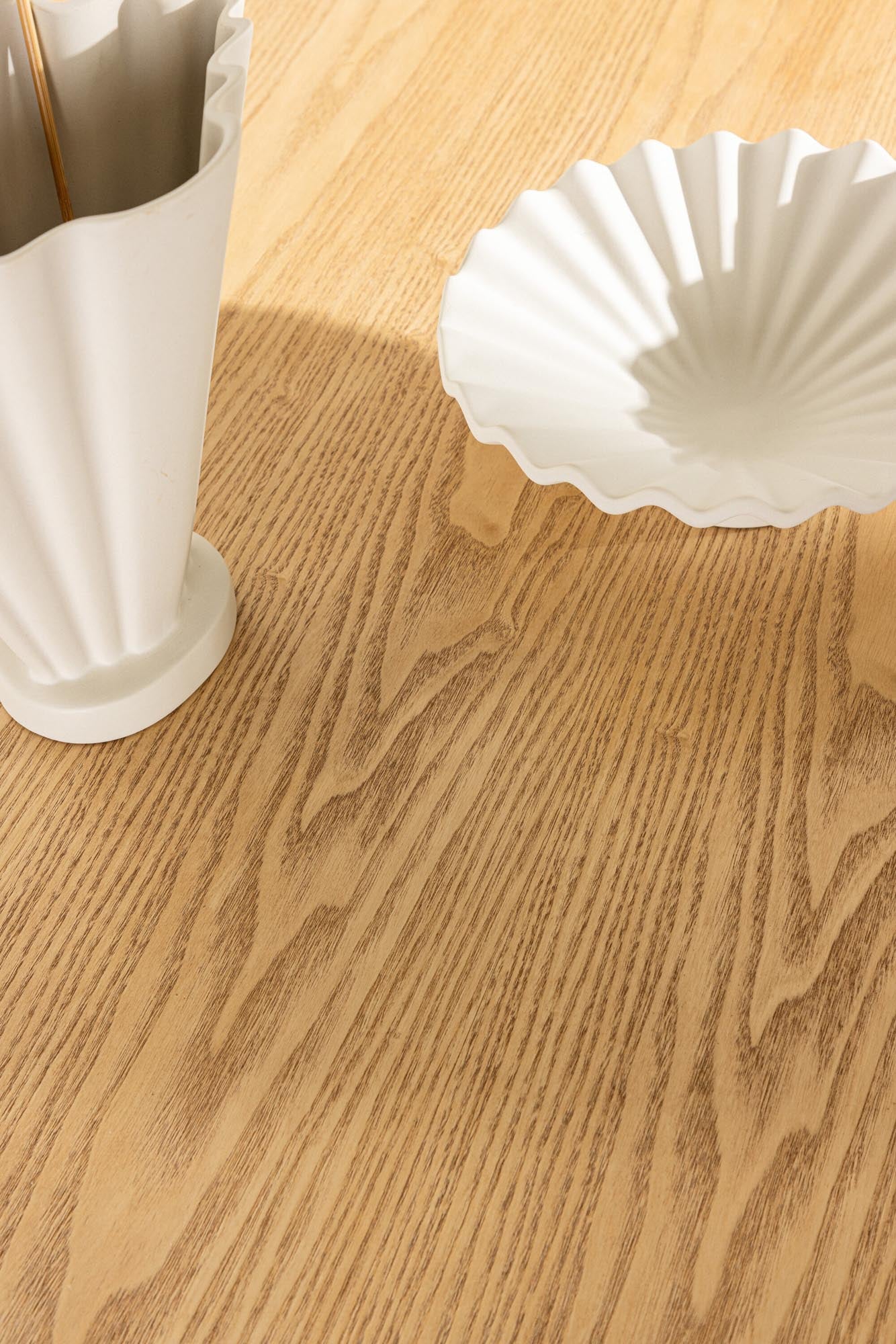 Der Esstisch ISOLDE von Venture Home vereint elegantes Design und Funktionalität. Ideal für stilvolle Essbereiche und gesellige Zusammenkünfte.