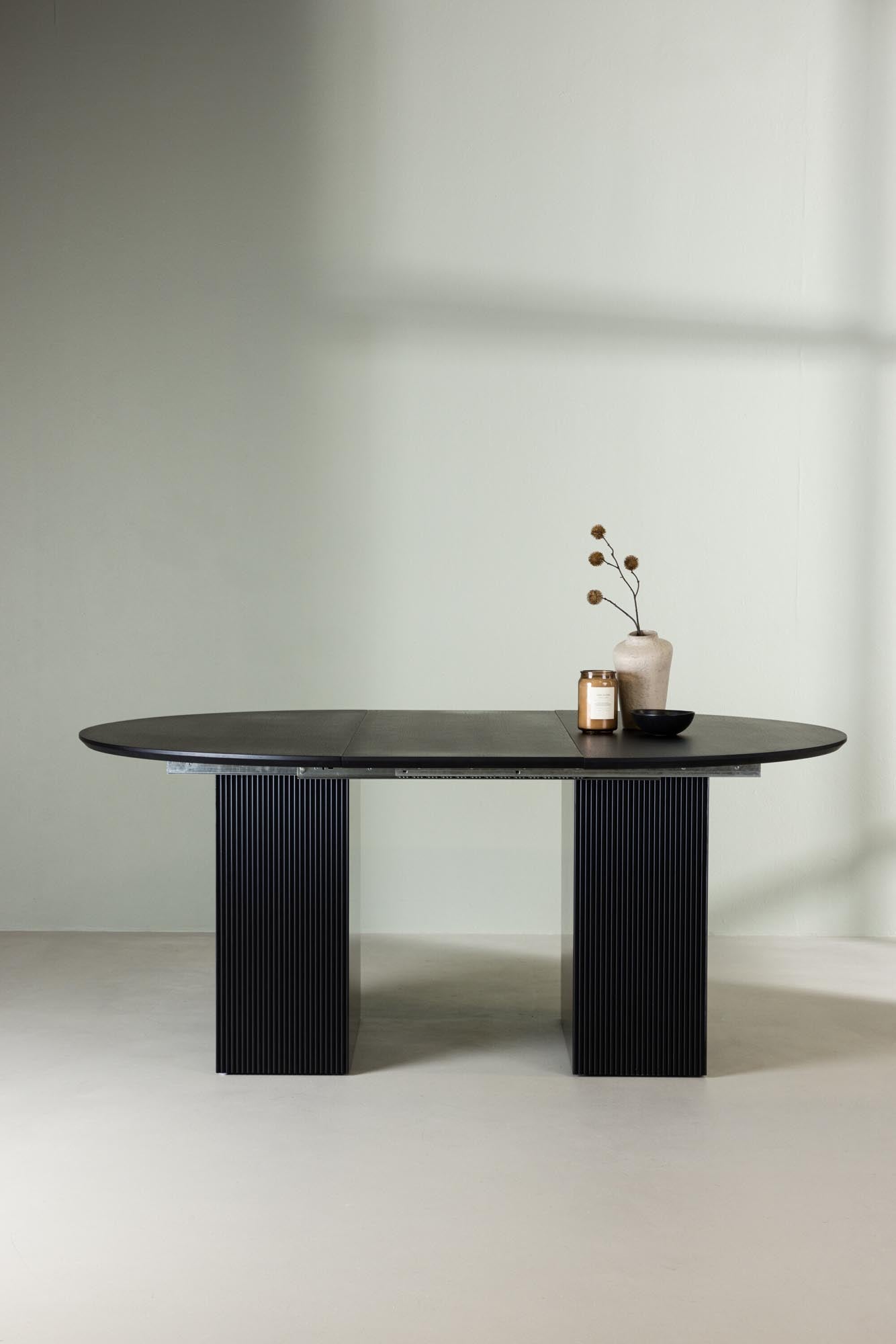 Eleganter, ausziehbarer Matilda Esstisch von Venture Home: robustes MDF, modernes Design, ideal für Familie und Gäste.