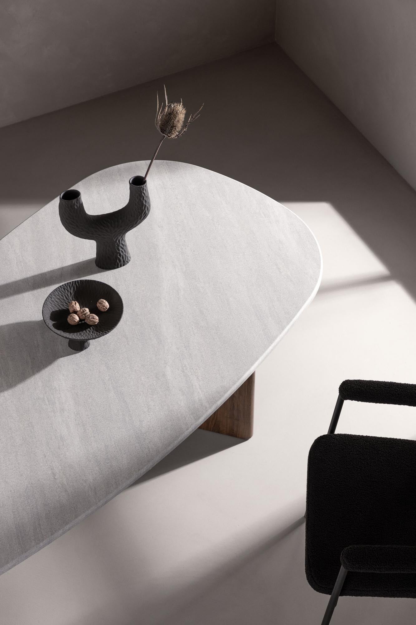 Grönvik Tisch von Venture Home: Hochwertiger MDF-Tisch mit elegantem Design, ideal für gesellige Abende und stilvolle Esszimmer.