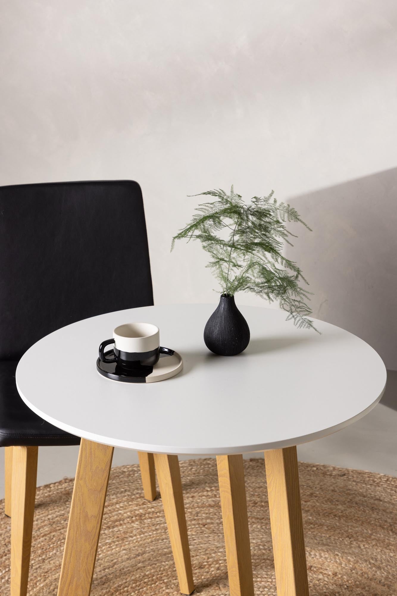 Eleganter Leonora Tisch von Venture Home für stilvolle Räume.