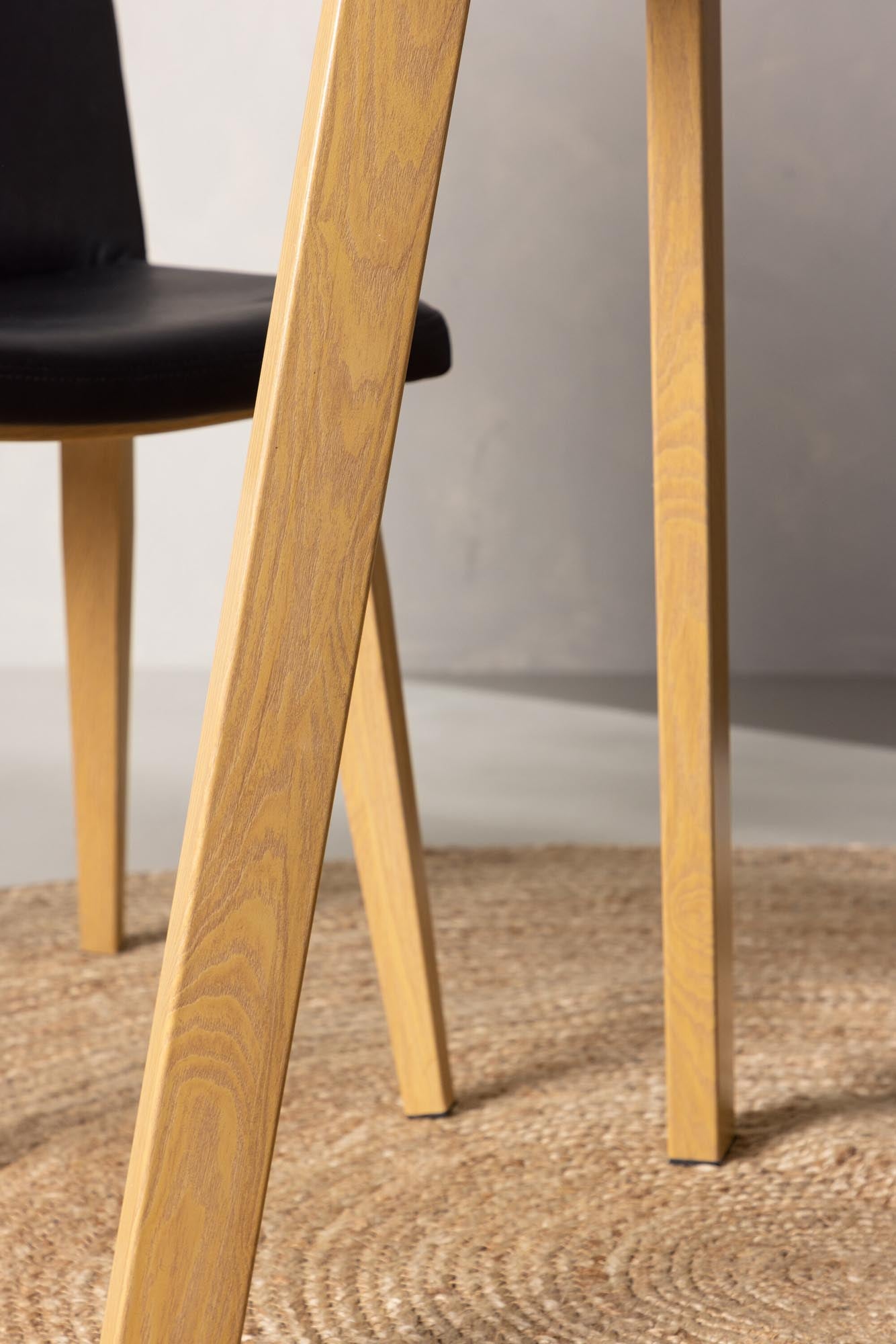 Stilvoller Leonora Tisch von Venture Home: runde MDF-Tischplatte, Eichenoptik-Gestell, ideal für gesellige Runden und moderne Einrichtung.