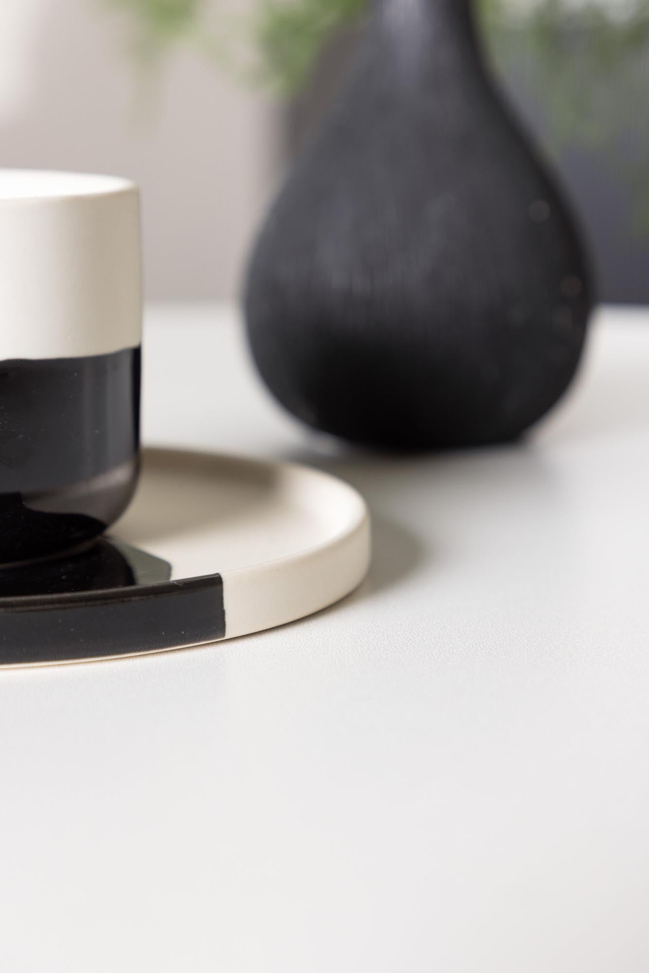 Entdecken Sie den eleganten Leonora Tisch von Venture Home: runde MDF-Oberfläche, warmes Eichenholz-Gestell, perfekt für gesellige Abende.