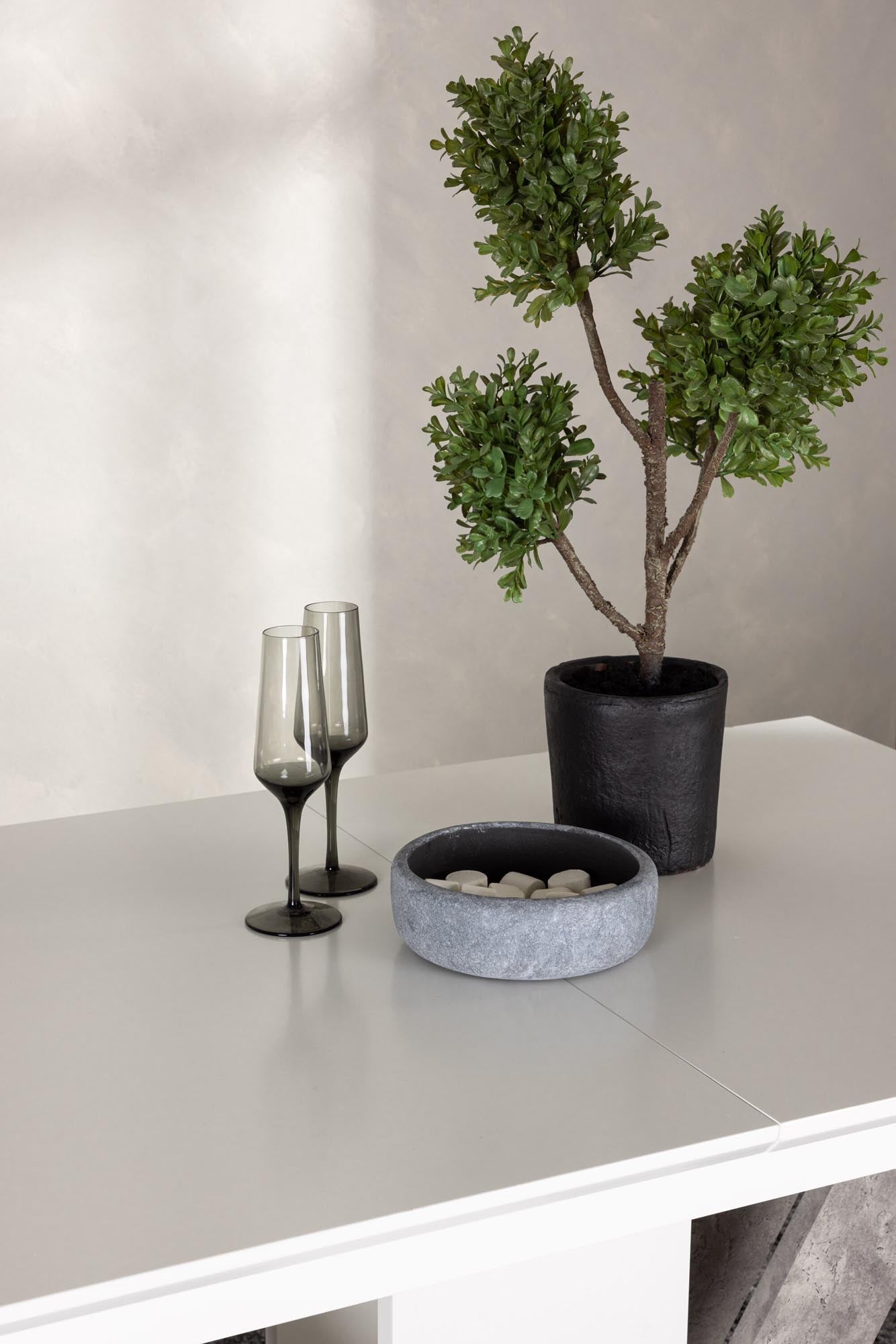 Eleganter, ausziehbarer Disa Esstisch von Venture Home – ideal für Familienfeiern und stilvolle Esszimmergestaltung.