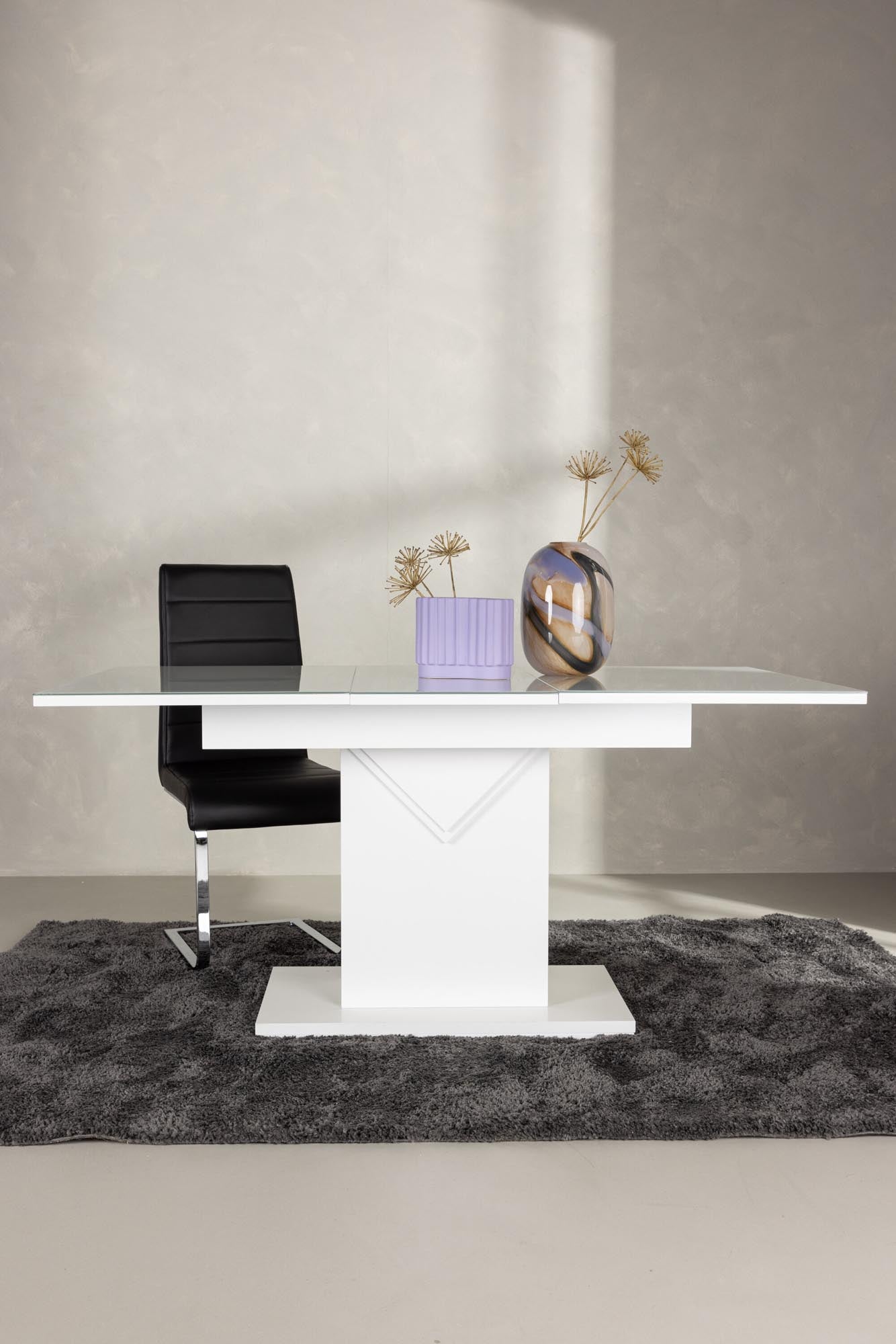 Pluto Tisch von Venture Home: Ausziehbar, elegant und robust. Ideal für jedes Esszimmer, vereint Stil und Funktionalität für unvergessliche Momente.