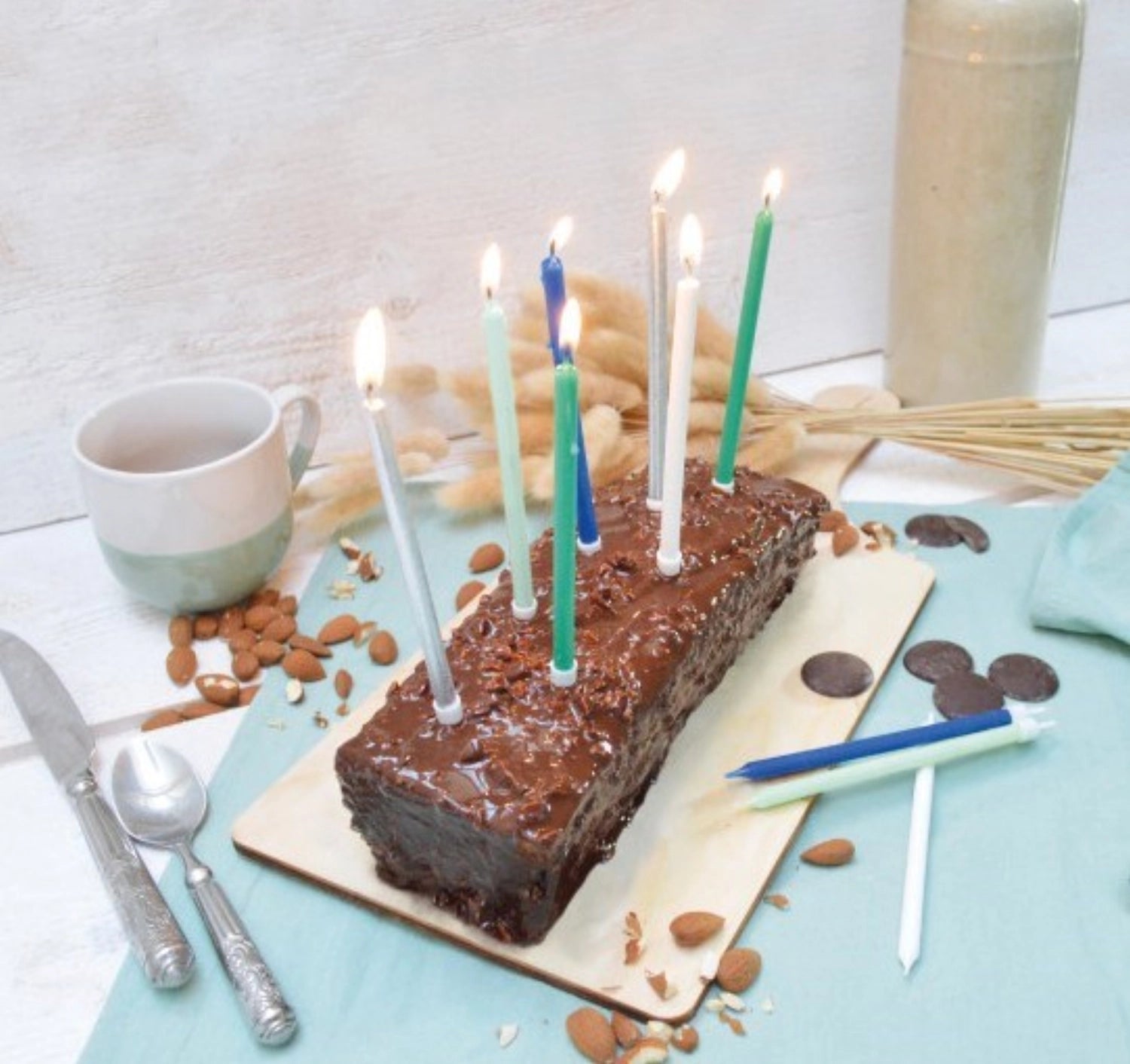 Verleihen Sie Ihrer Tischdekoration mit den eleganten 12 cm hohen Kerzen in Blau und Silber von Scrap Cooking einen festlichen Glanz. Ideal für besondere Anlässe!