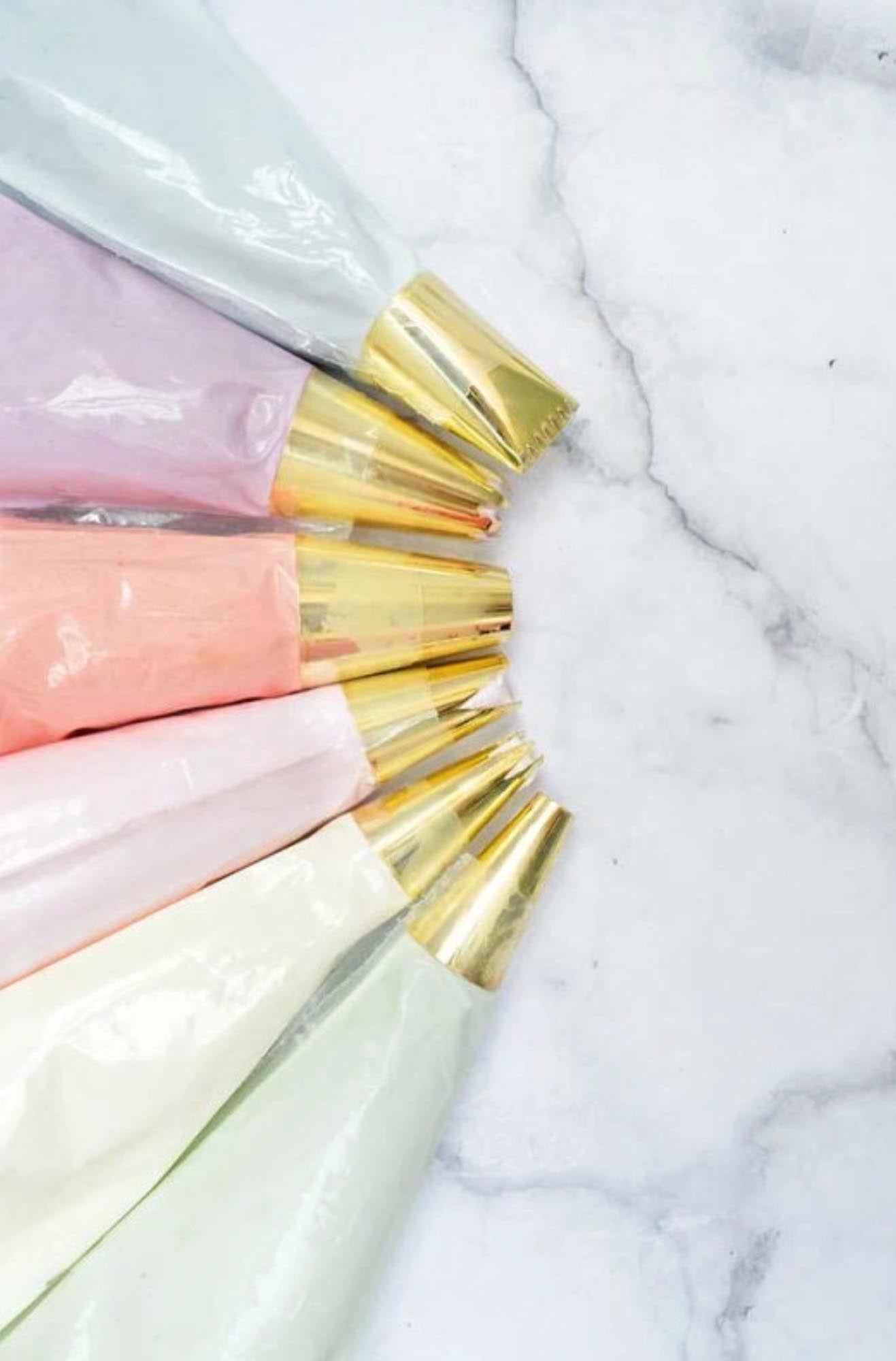 Hochwertige goldene Spritztüllen im 6er Set von Scrap Cooking. Perfekt für kreative Verzierungen von Kuchen und Cupcakes. Ein Muss für jeden Bäcker!