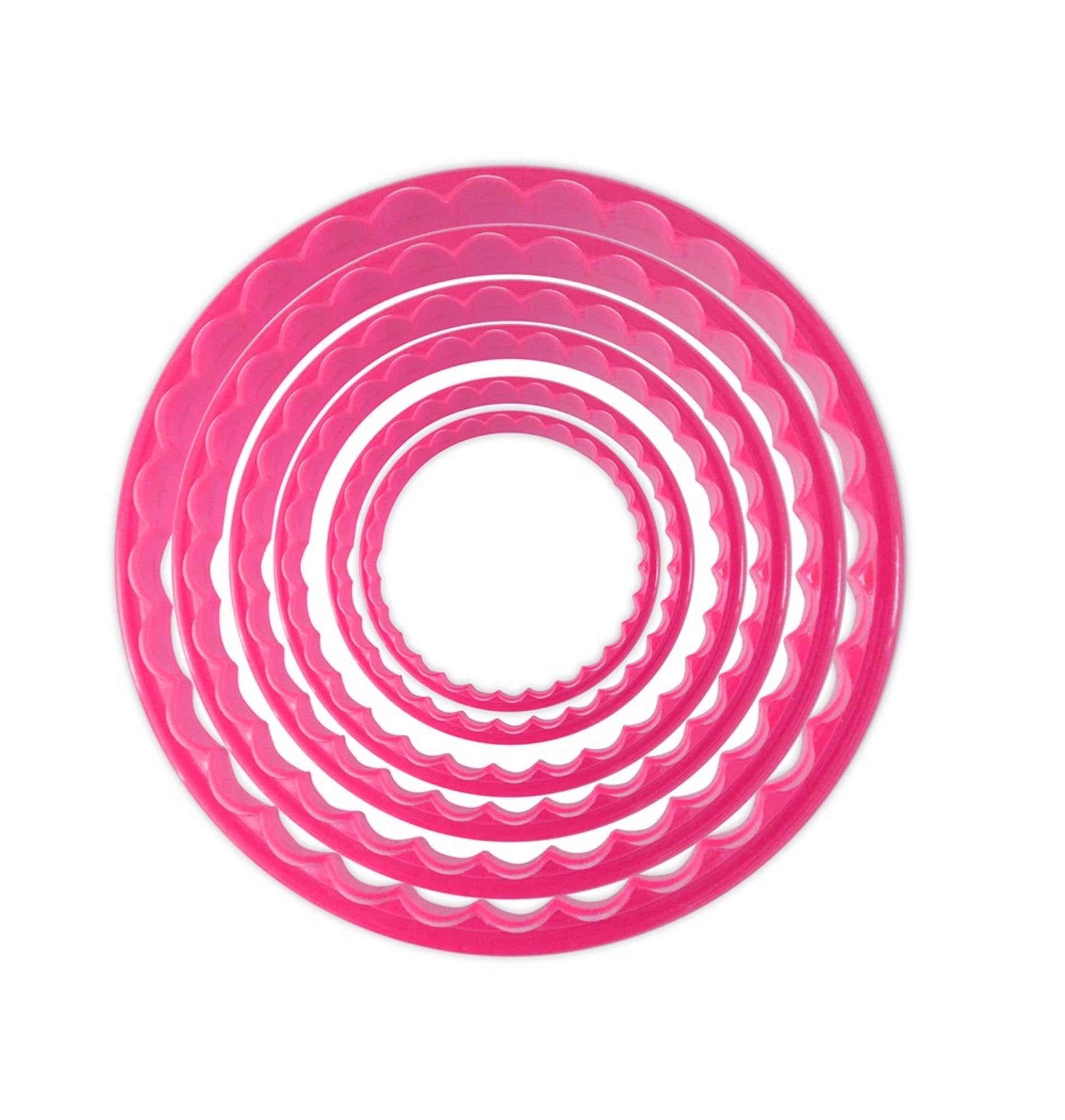 Entdecken Sie die 6 runden 2 in 1 Ausstecher von Scrap Cooking. Ideal für Backliebhaber, mit glatten und gewellten Kanten für kreative Backprojekte.