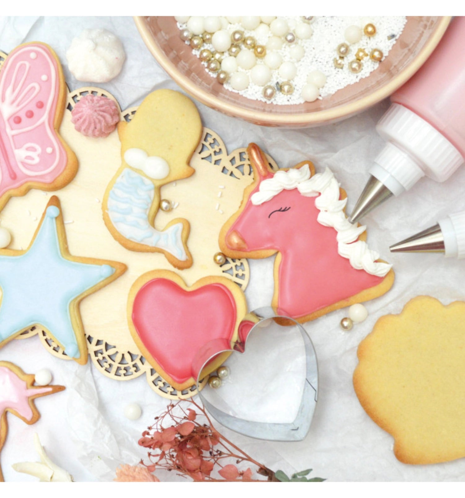 Fantasievolles 16-teiliges Ausstecher-Set von Scrap Cooking, ideal für märchenhafte Plätzchen und kreative Backideen.