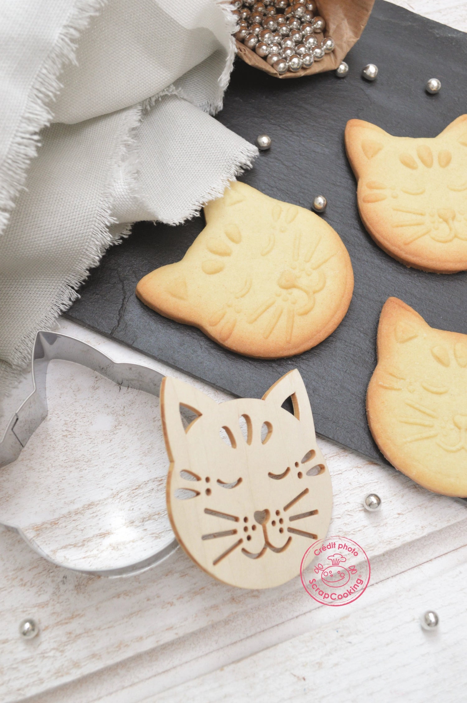 Coupte de coupe et chat enceinte en bois