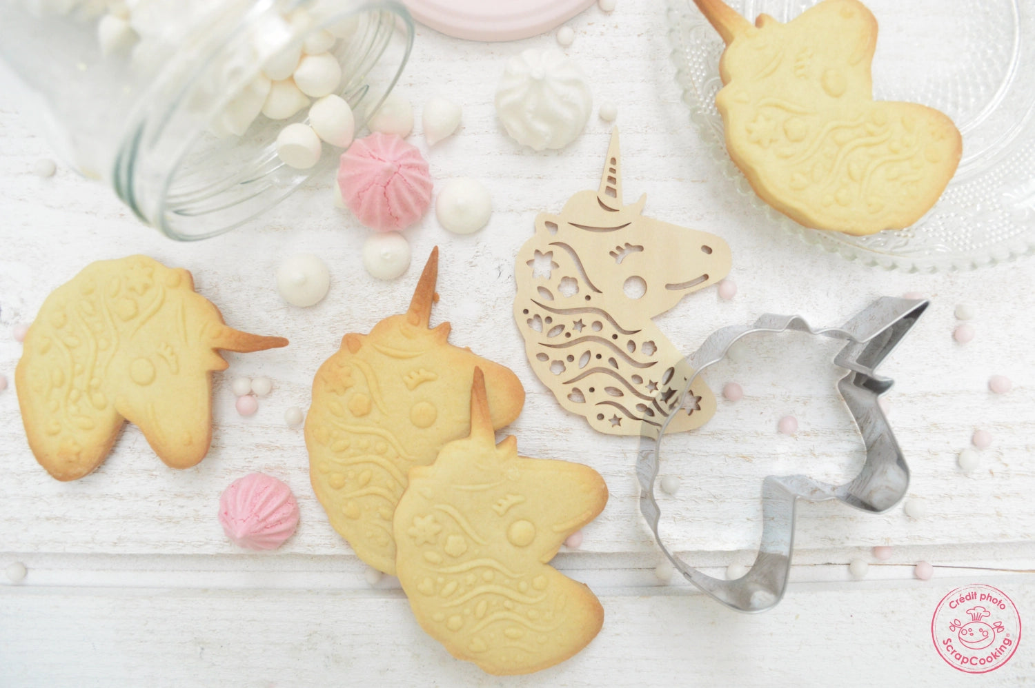 Verspielte Ausstechform und Holzpräger in Einhorn-Design von Scrap Cooking, perfekt für kreative Keks- und Backprojekte für kleine Feen.