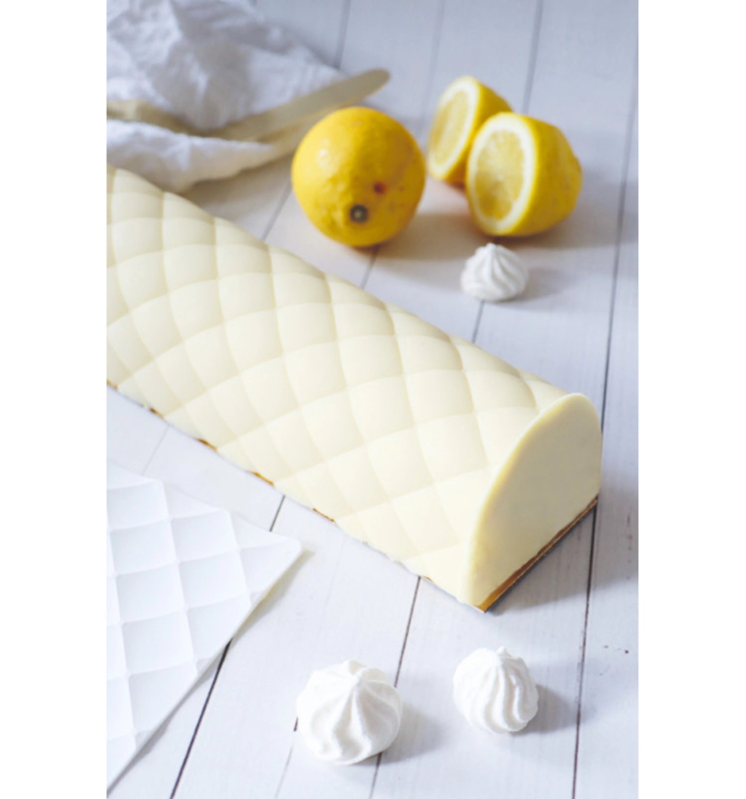 Entfalten Sie Ihre Backkünste mit der 3D Silikonbackmatte von Scrap Cooking! Perfekt für kleine Backprojekte, hitzebeständig und einfach zu reinigen.