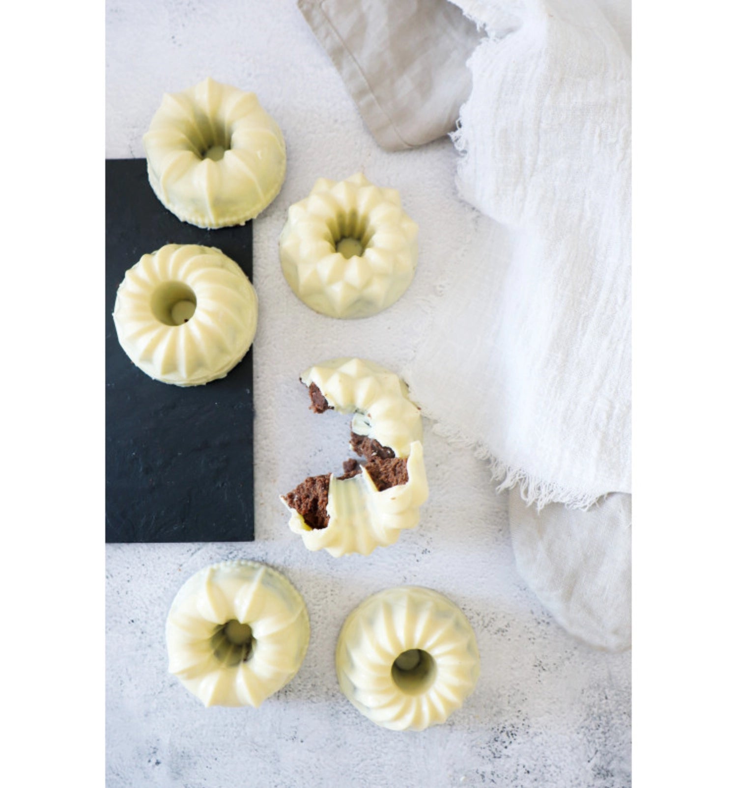 Backen Sie mit der 6er Silikonform Gugelhupf von Scrap Cooking sechs köstliche Kuchen gleichzeitig! Flexibel, langlebig und spülmaschinenfest.