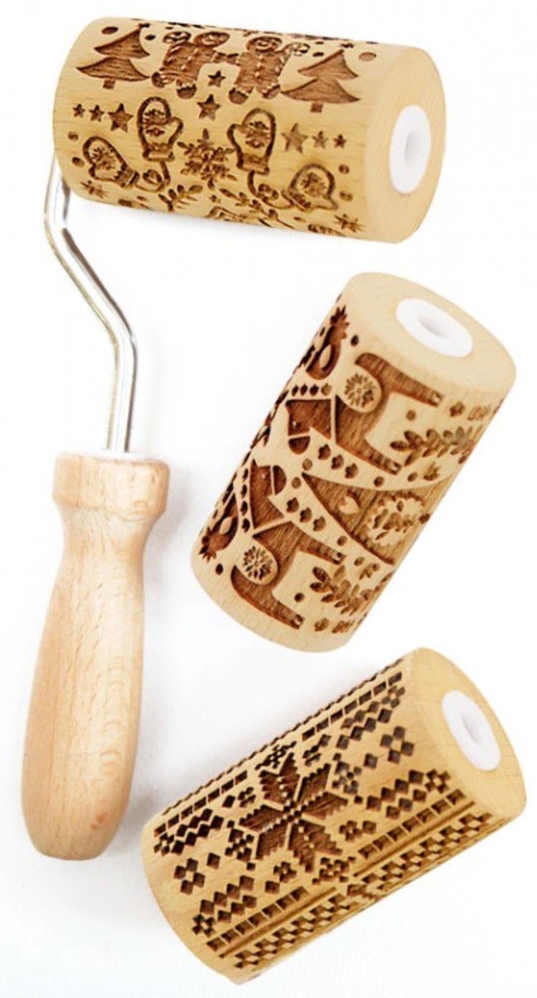 Entdecken Sie das 3er Set Teigrollen mit weihnachtlichen Prägungen aus Buchenholz. Ideal für kreative Backideen und festliche Leckereien!