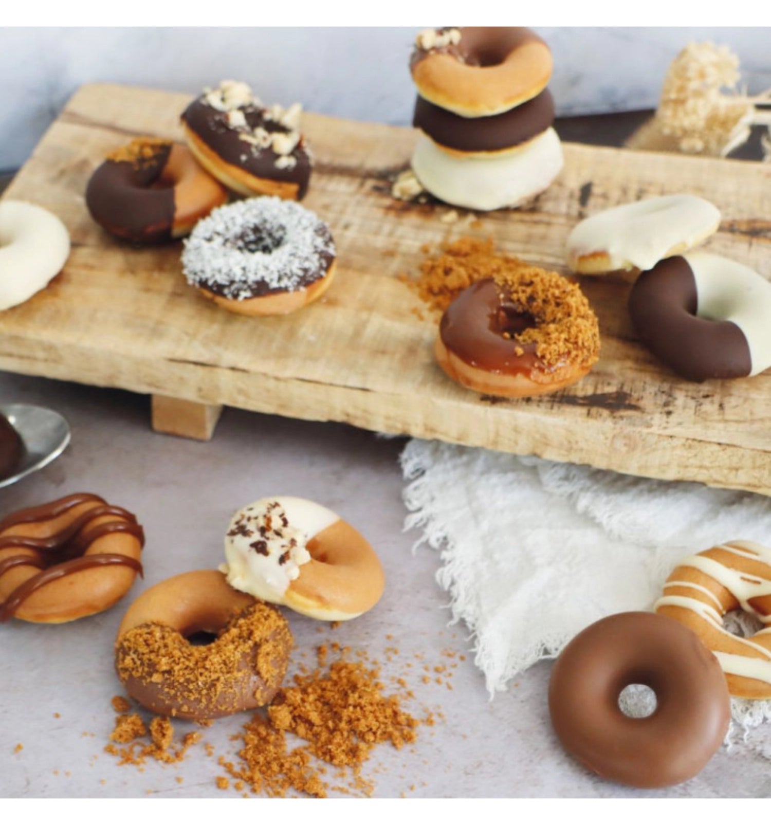 Entdecke die Scrap Cooking Donuts Factory! Backe im Nu leckere Donuts, die begeistern. Kompakt, einfach zu bedienen und ideal für kreative Toppings!