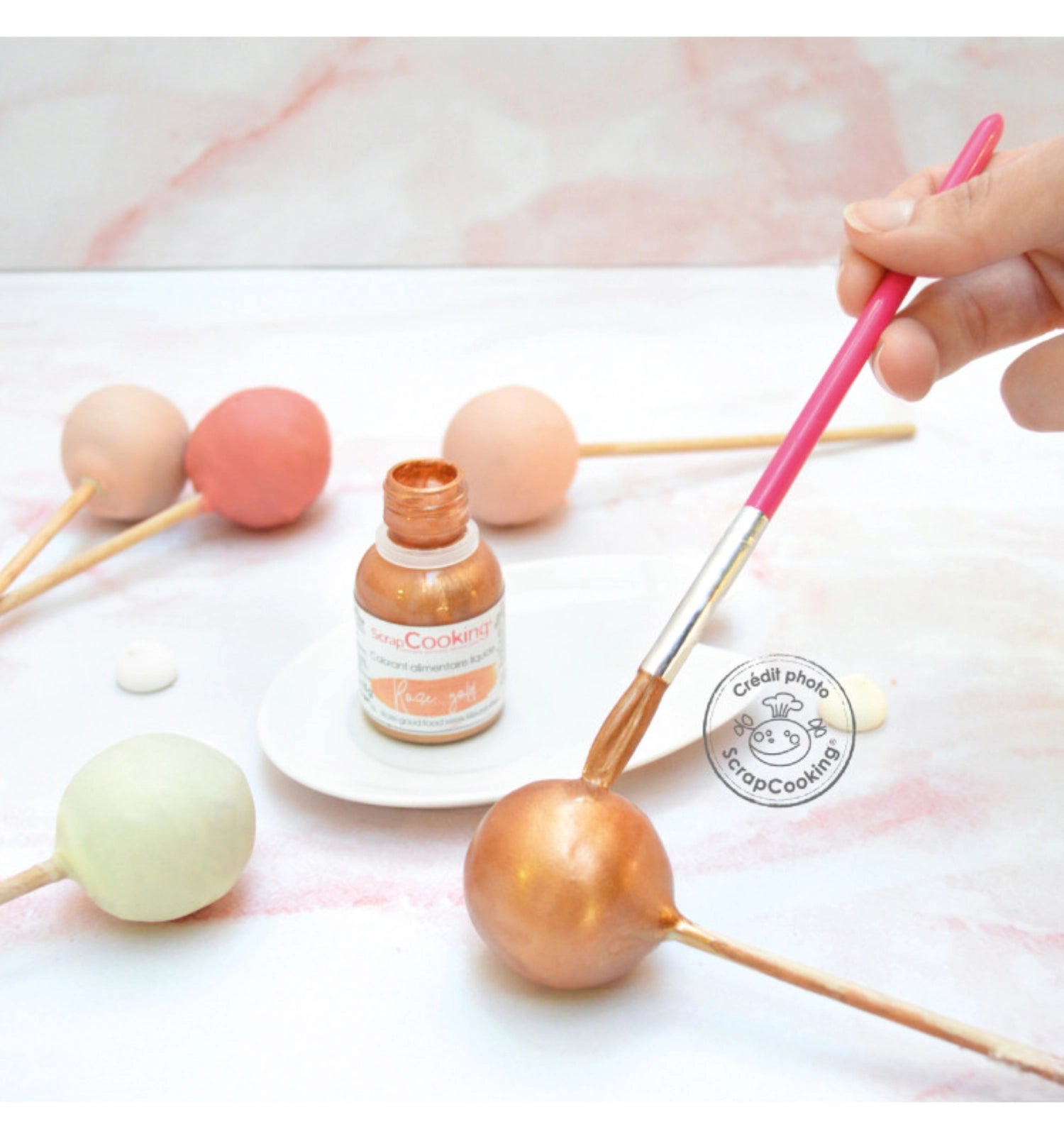 Entdecken Sie die rosé-goldene Lebensmittelfarbe von Scrap Cooking! Ideal für kreative Backprojekte, vegan und glutenfrei.