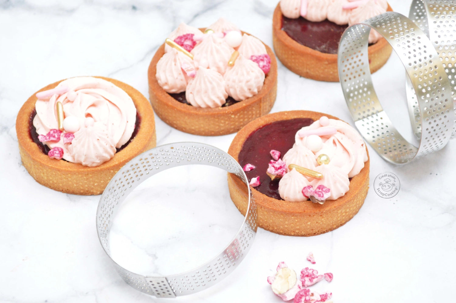 Verzieren Sie Ihre Backwerke mit den zarten, pinken Dekopralinen von Scrap Cooking! Perfekt für kreative Torten und süße Desserts.