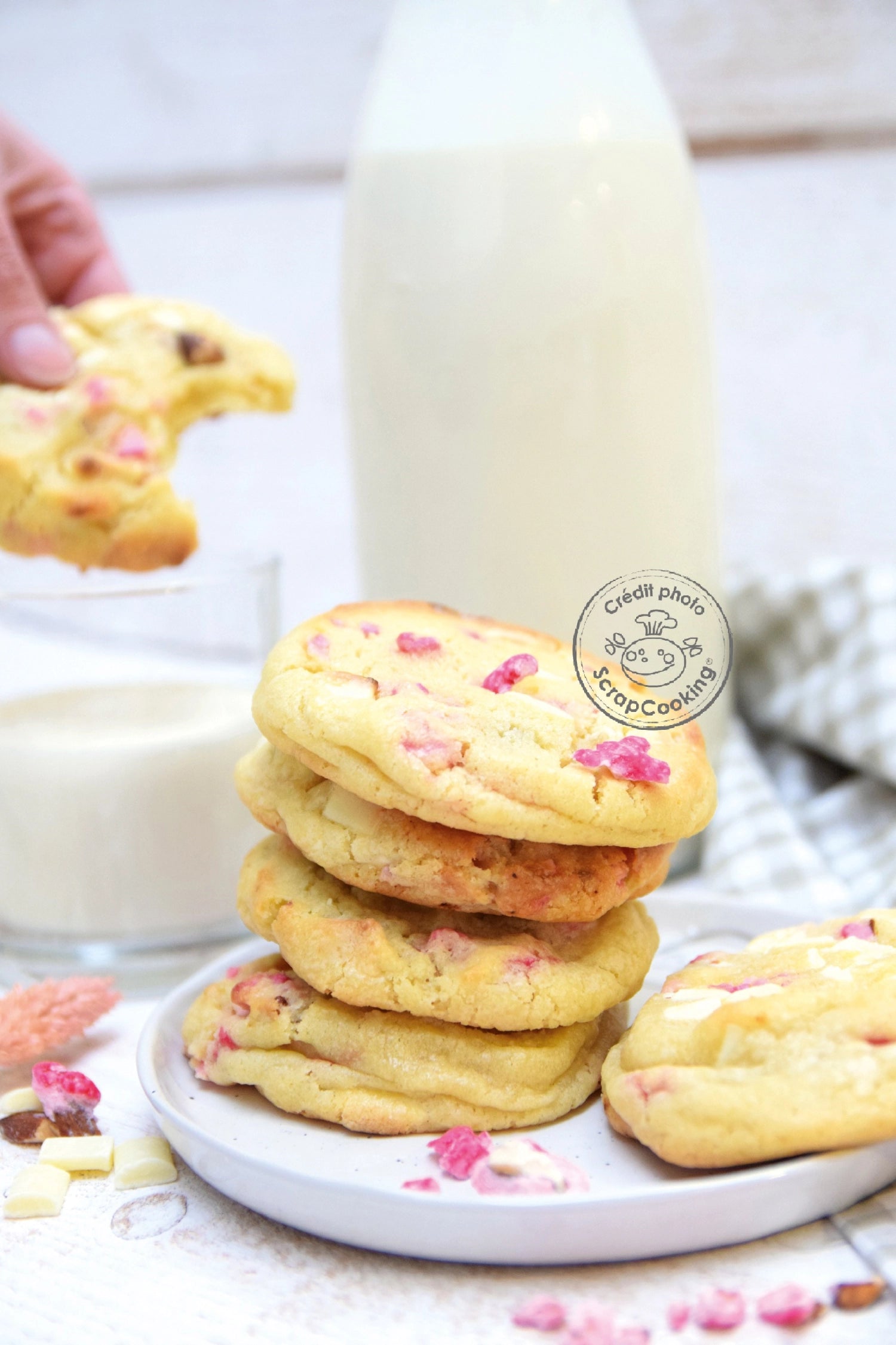 Verleihen Sie Ihren Backkreationen mit den zerkleinerten, pinken Dekopralinen von Scrap Cooking eine fröhliche Note! Ideal für Torten und Desserts.