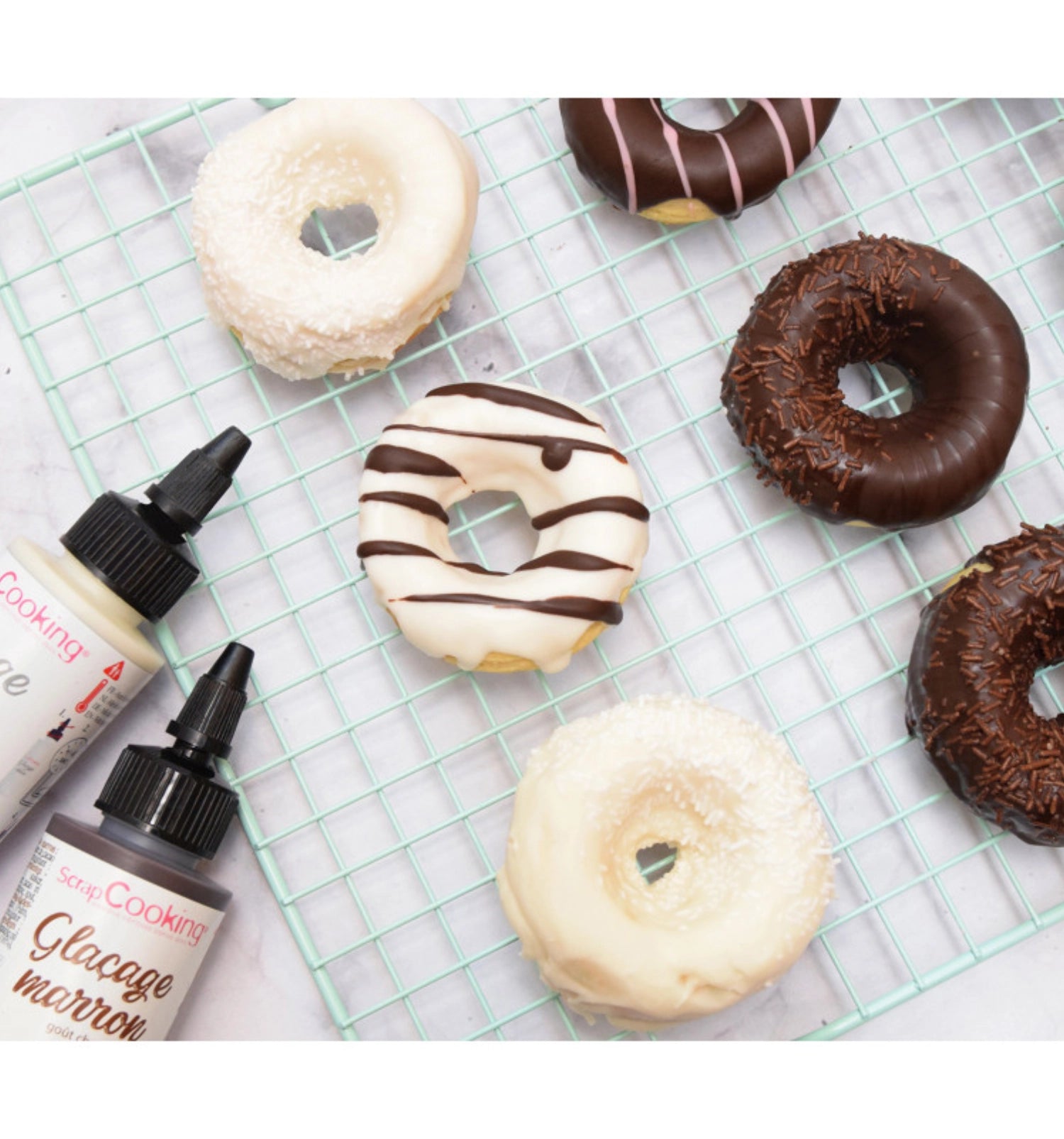 Verleihen Sie Ihren Kuchen mit der Scrap Cooking Schokoladengeschmacksglasur Drip Cake einen glänzenden, schokoladigen Touch. Perfekt für jeden Anlass!