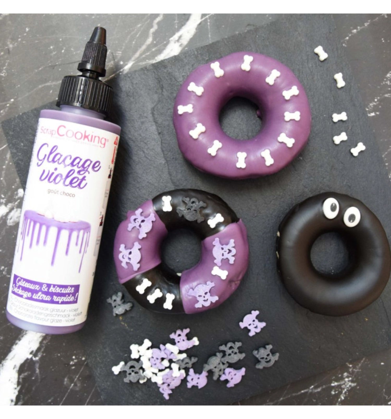 Verleihen Sie Ihren Backkreationen mit der violetten Schokoladengeschmacksglasur von Scrap Cooking einen einzigartigen Glanz und intensiven Geschmack!