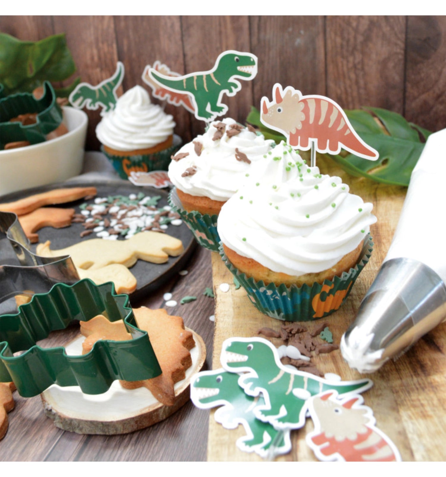 Entdecken Sie die 24 Cupcakeförmchen und Dino Cake Toppers von Scrap Cooking – ideal für kreative Backprojekte und Kindergeburtstage!
