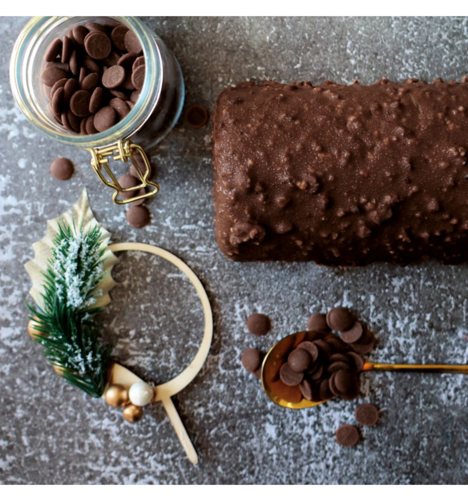 Gestalten Sie Ihre Weihnachtsleckereien mit dem eleganten Holz-Cake Topper Weihnachtskranz von Scrap Cooking – ein Must-Have für festliche Anlässe!