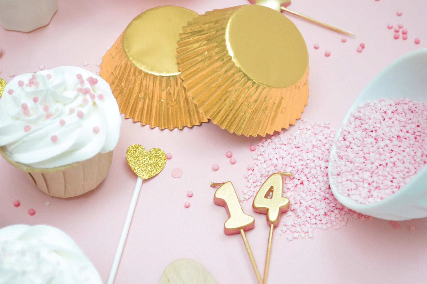 Stilvolles 15-teiliges Set goldener Kerzen von Scrap Cooking, ideal für besondere Feiern und kreative Tischgestaltungen.