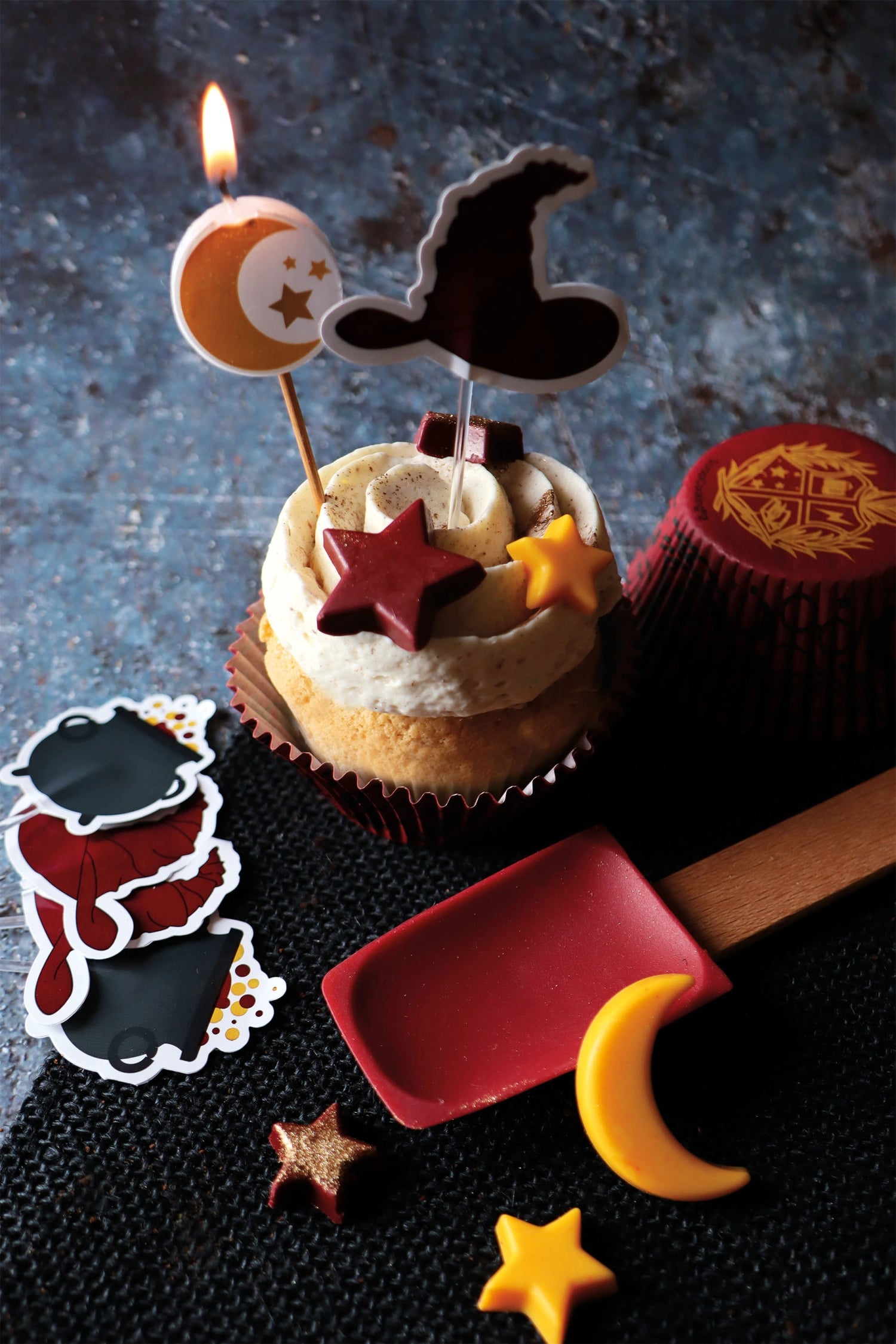 Fantasievolles 8-teiliges Kerzen-Set von Scrap Cooking, perfekt für stimmungsvolle Dekoration und magische Momente bei Feiern.