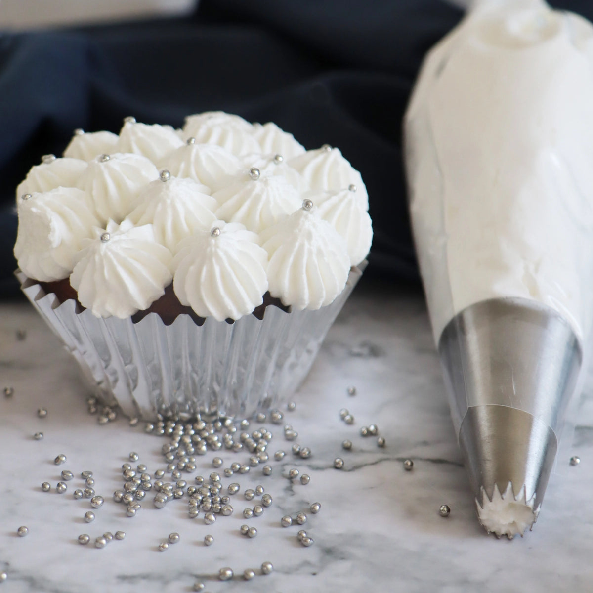48 Stk. Cupcake Formen Silber in Silber präsentiert im Onlineshop von KAQTU Design AG. Backform / Backblech ist von Scrap Cooking