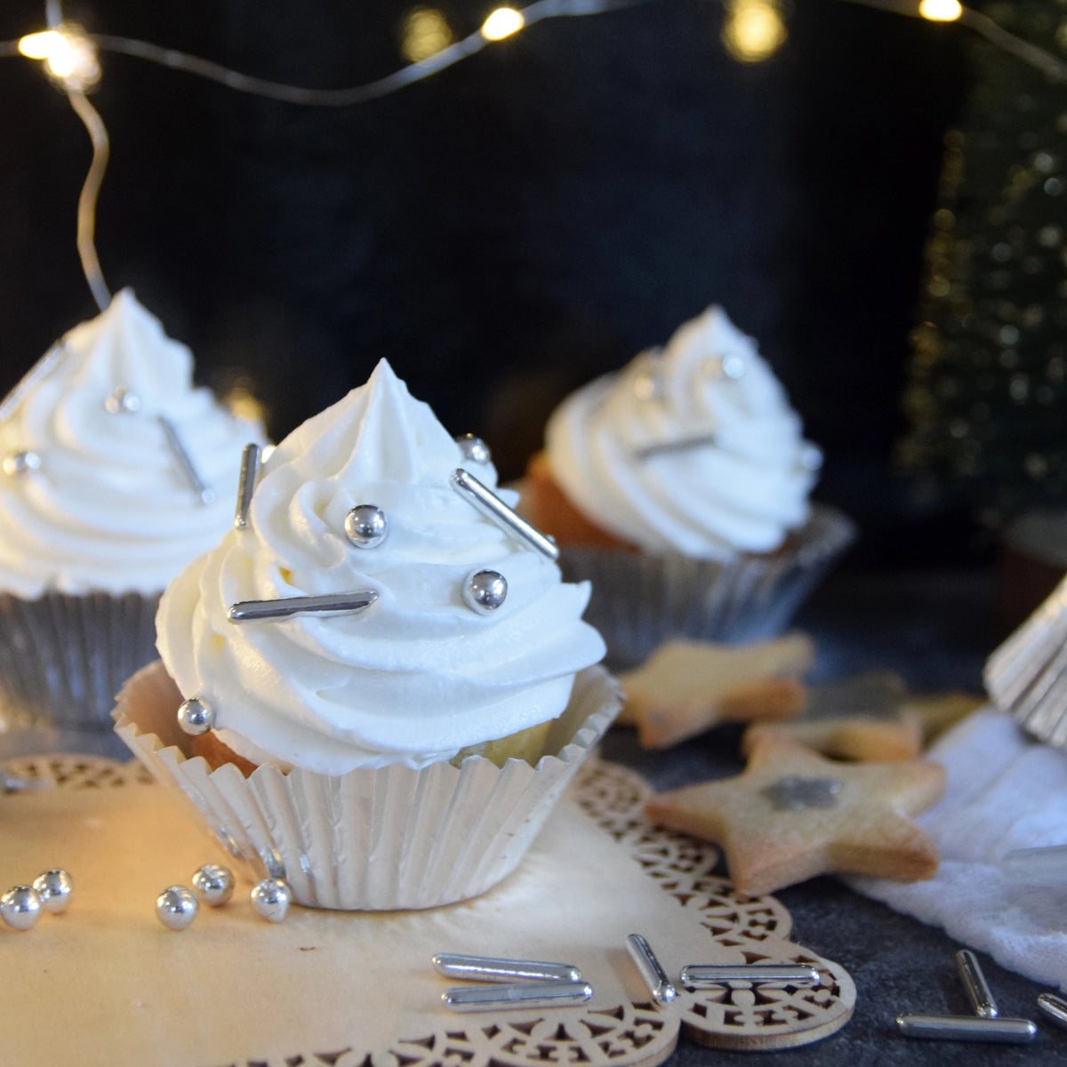 48 Stk. Cupcake Formen Silber in Silber präsentiert im Onlineshop von KAQTU Design AG. Backform / Backblech ist von Scrap Cooking