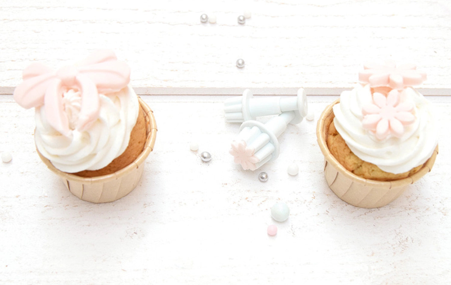 Gestalten Sie Ihre Backkunst mit dem 4er Stanzset Blumen von Scrap Cooking. Ideal für filigrane Fondant-Dekorationen und kreative Backprojekte!