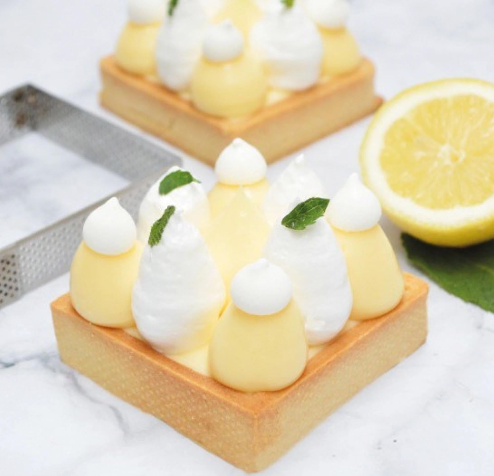 Elegantes 10er Set Tortenhalter in Gold/Schwarz, 8 cm. Ideal für kleine Torten und Leckereien. Umweltfreundlich und stabil für jede Feier!