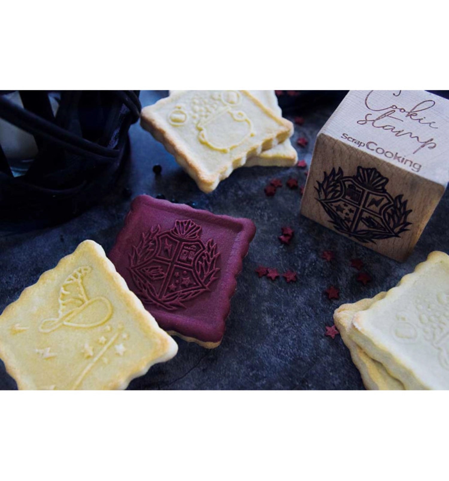 Gestalten Sie mit dem Scrap Cooking Würfelstempel "Zauberei" einzigartige Kekse und Desserts – perfekt für jeden Anlass und kreative Backprojekte!