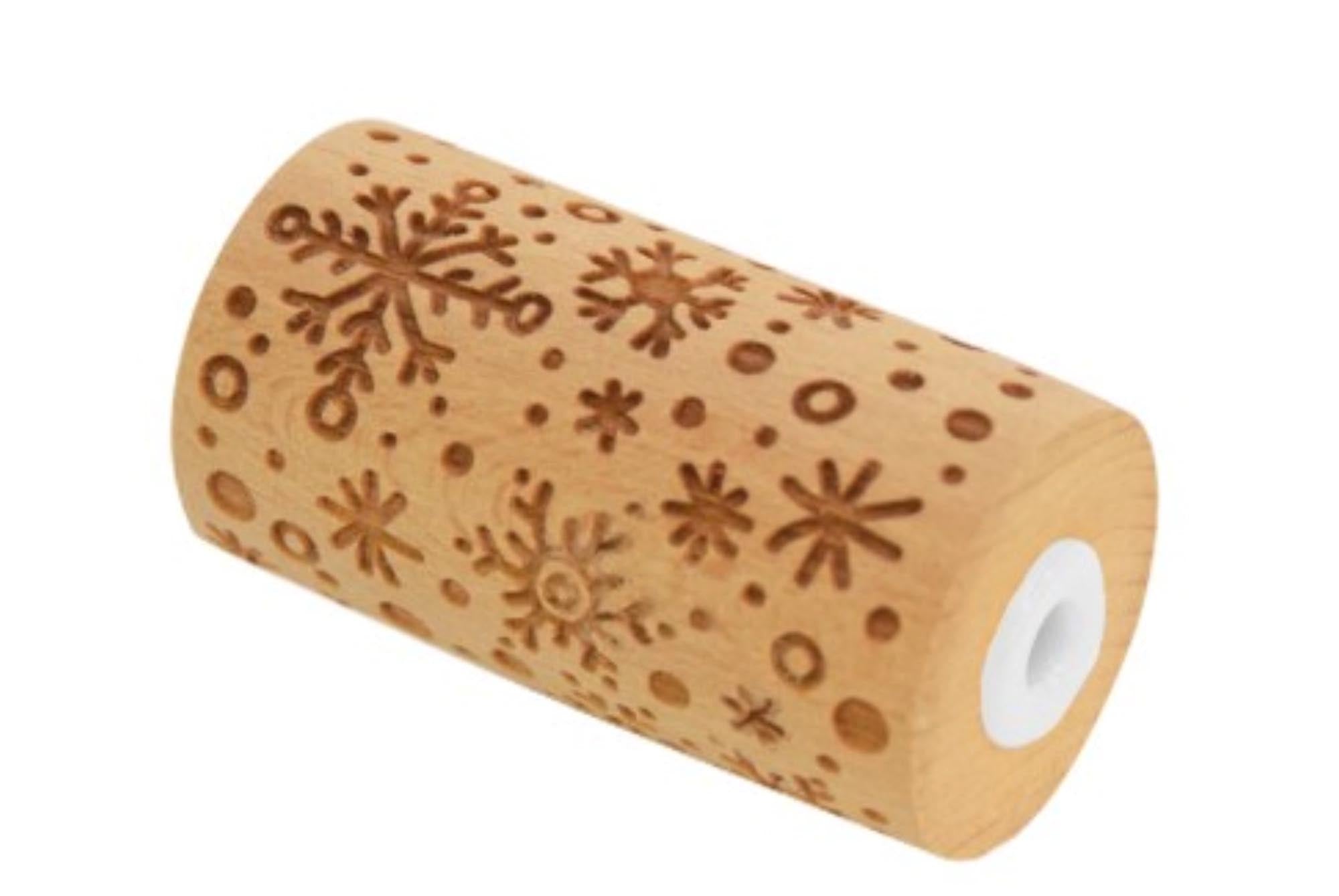 Entdecken Sie die hochwertige Teigrolle aus Holz mit Schneeflockenprägung von Scrap Cooking. Ideal für perfekte Plätzchen und Tortenböden!