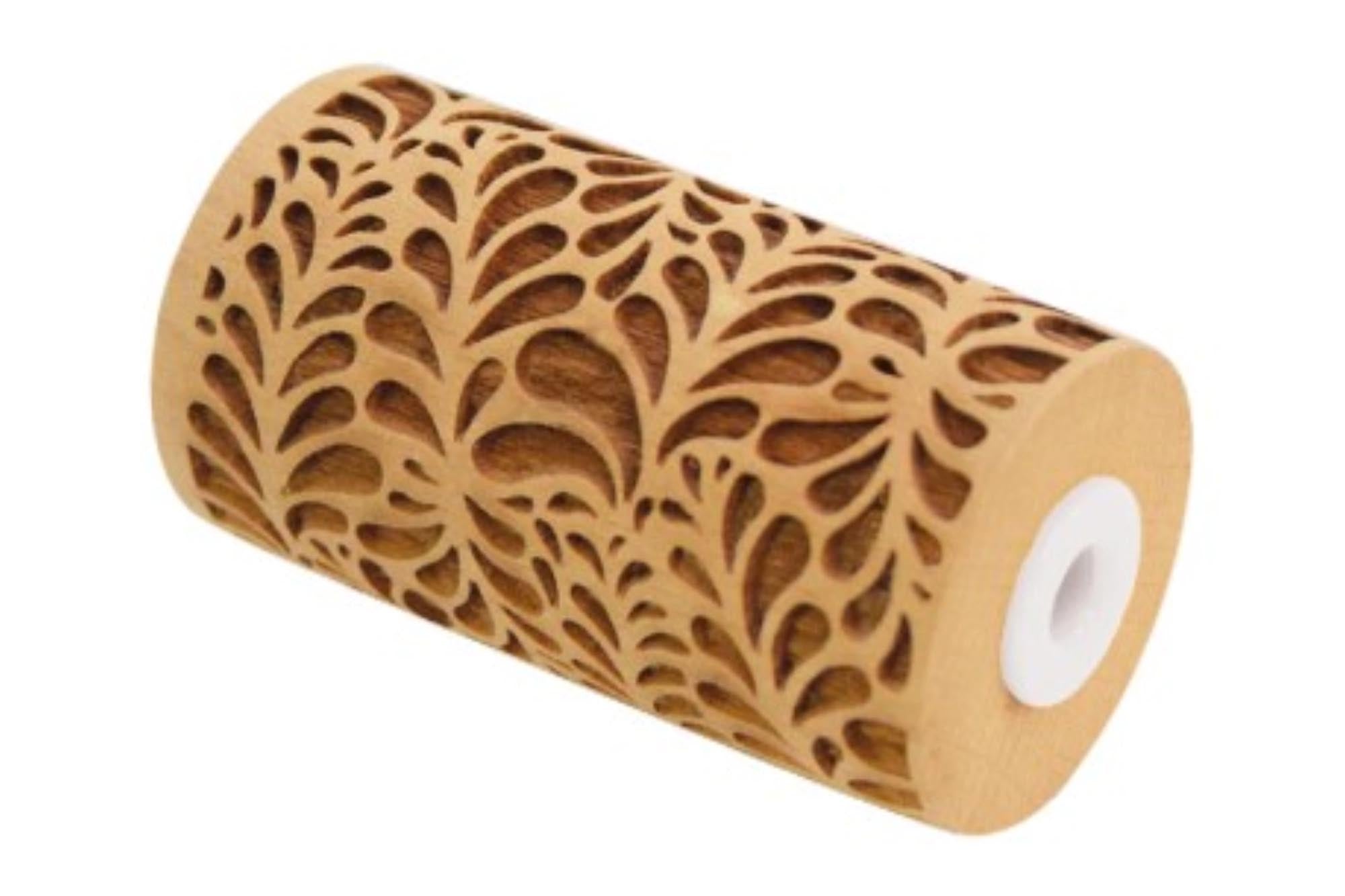 Entdecken Sie die hochwertige Teigrolle aus Holz von Scrap Cooking mit filigraner Blätterprägung. Ideal für gleichmäßiges Ausrollen von Teig!