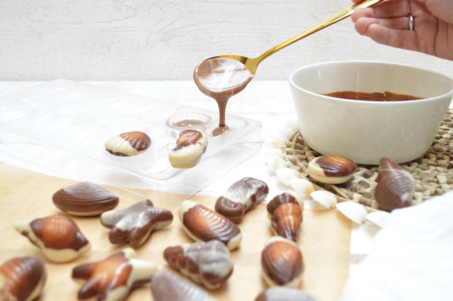 Kreieren Sie mit der transparenten Schokoladenform von Scrap Cooking beeindruckende Schokoladenkunstwerke. Ideal für kreative Desserts!